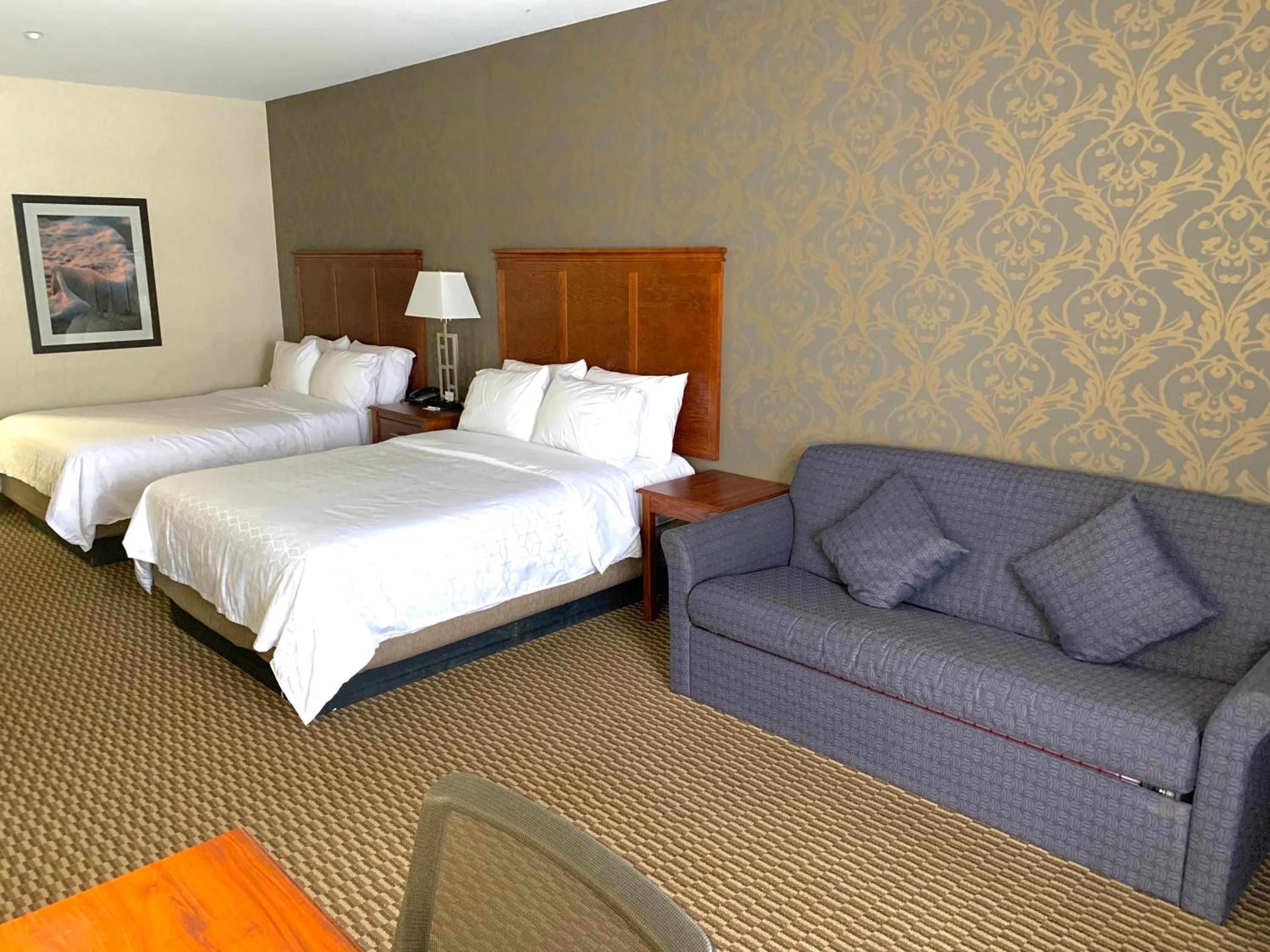 Queen Room with Two Queen Beds and Sofa Bed photo 2