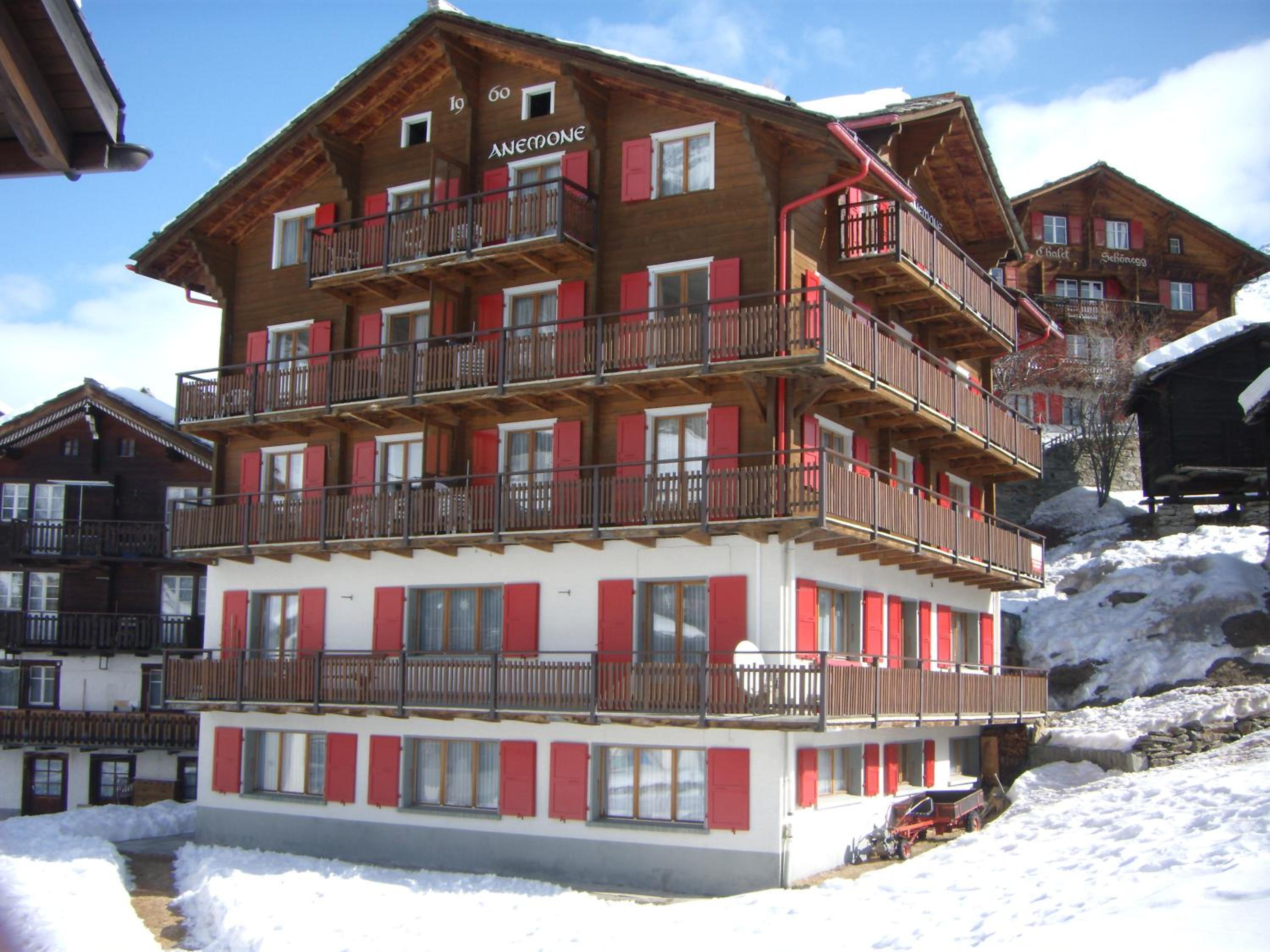 Three-Bedroom Apartment with Terrace photo 2