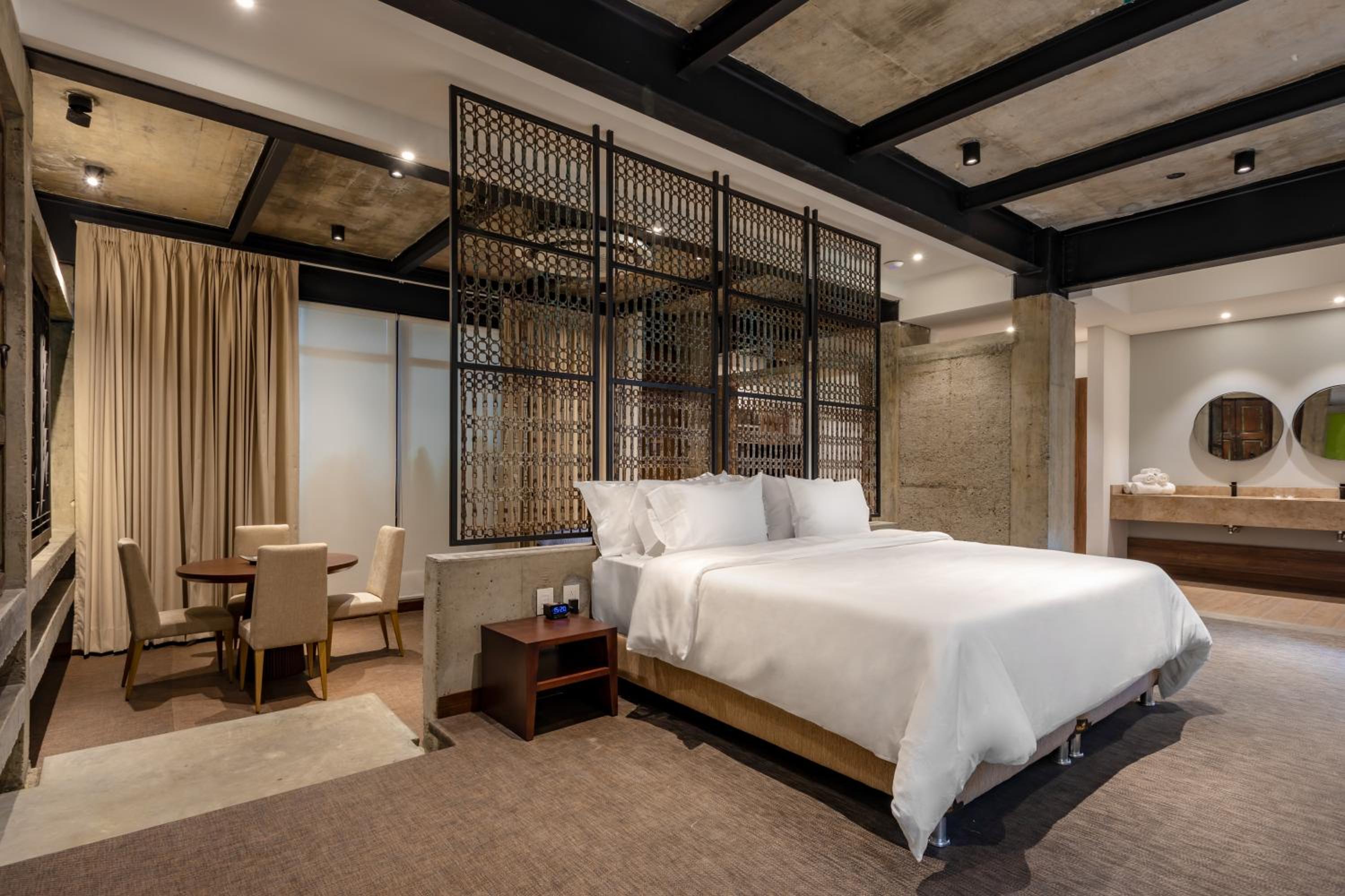 Deluxe Suite - Photo 11