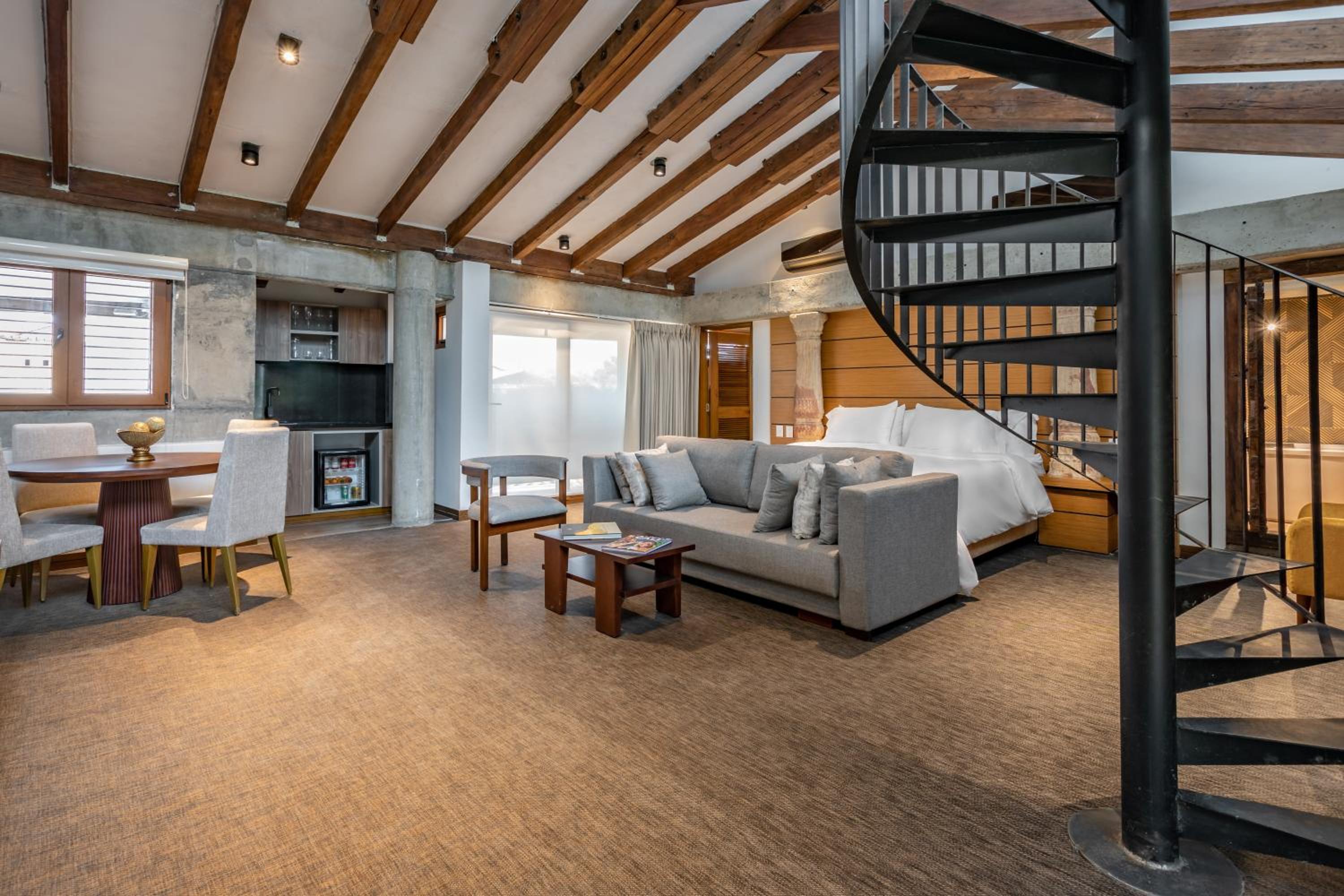 Deluxe Suite - Photo 6