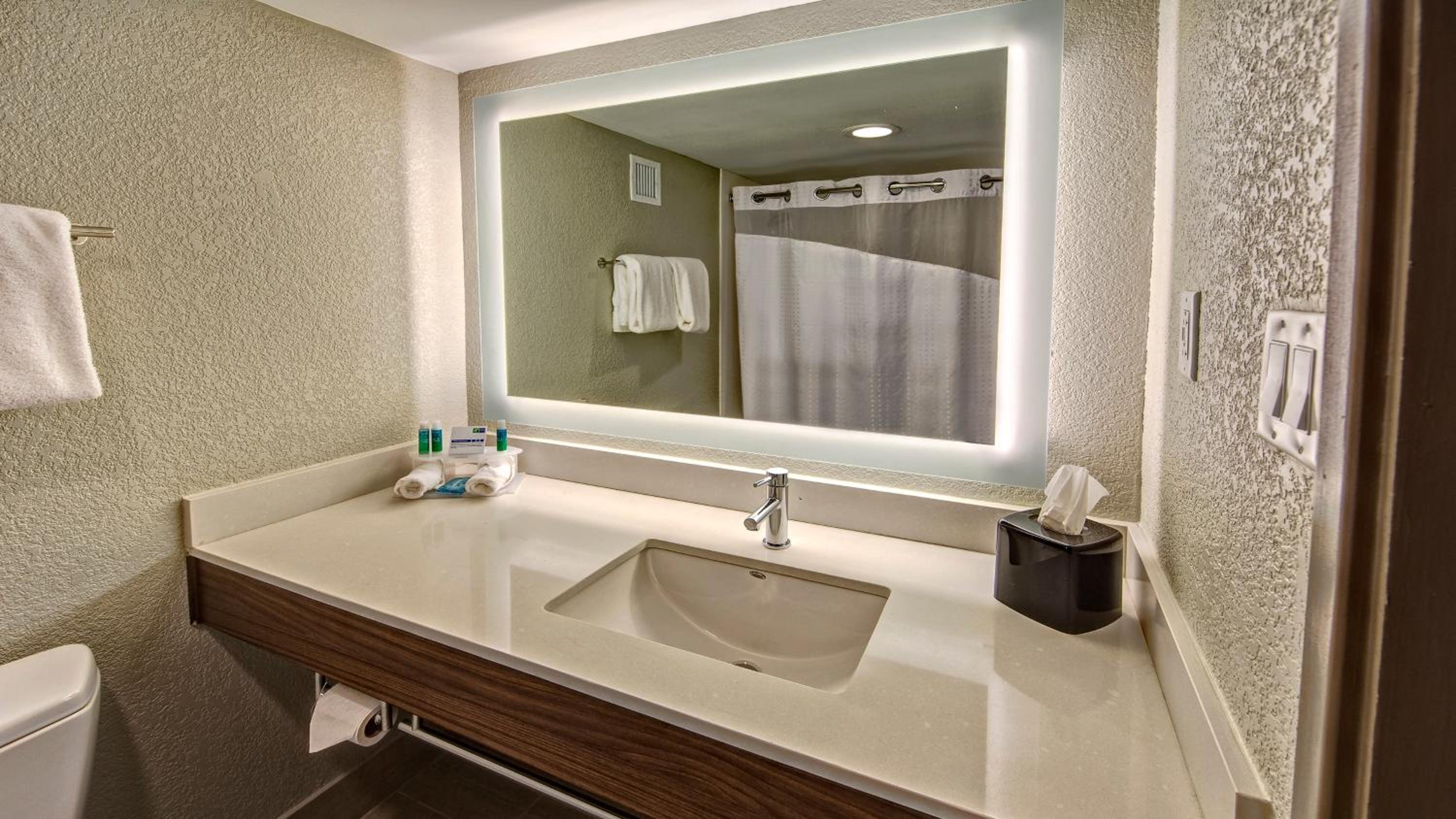 Standard Queen Room with Two Queen Beds - Photo 2
