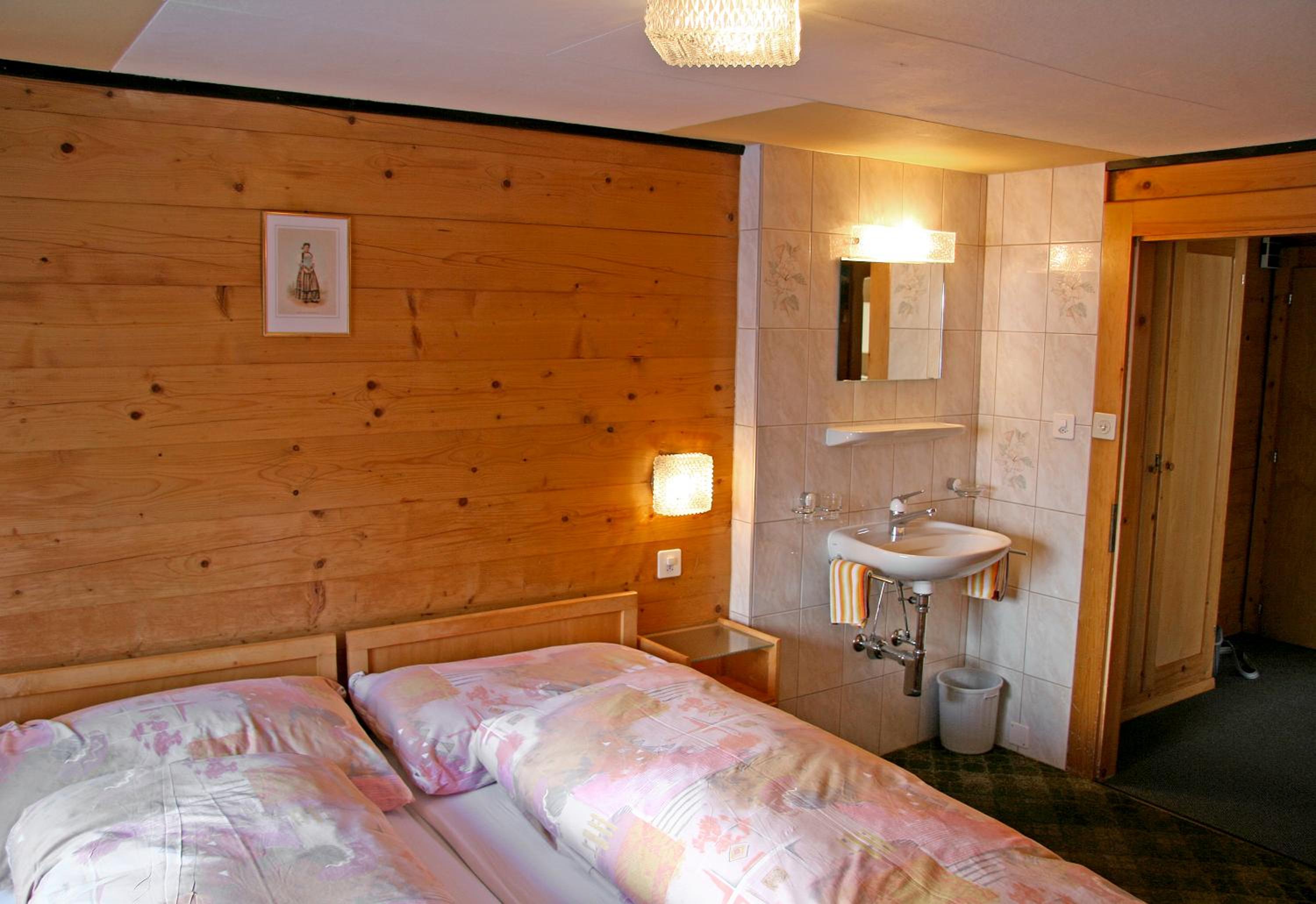 Four-Bedroom Apartment with Balcony A photo 3