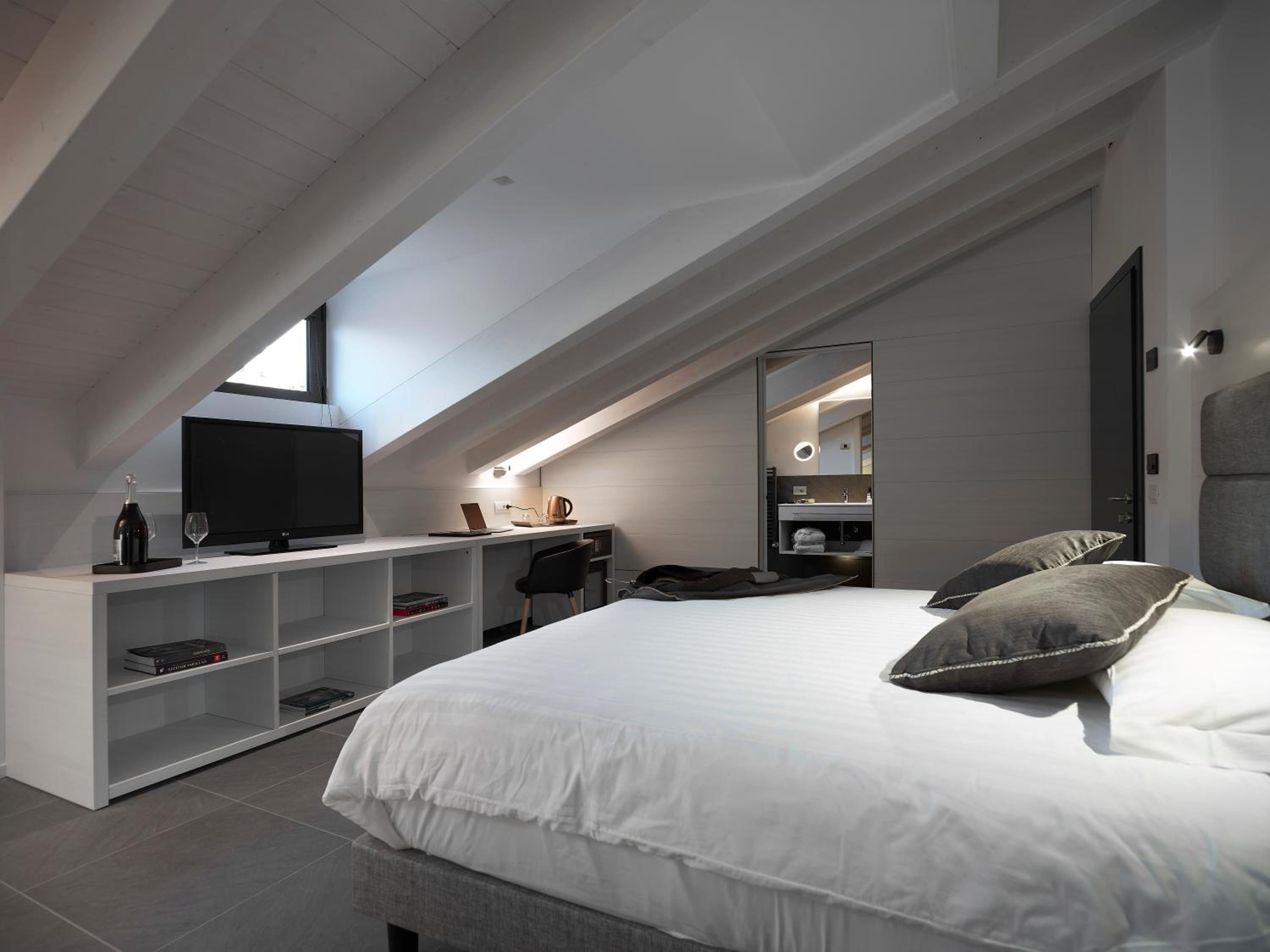 Superior Family Room - Photo 6