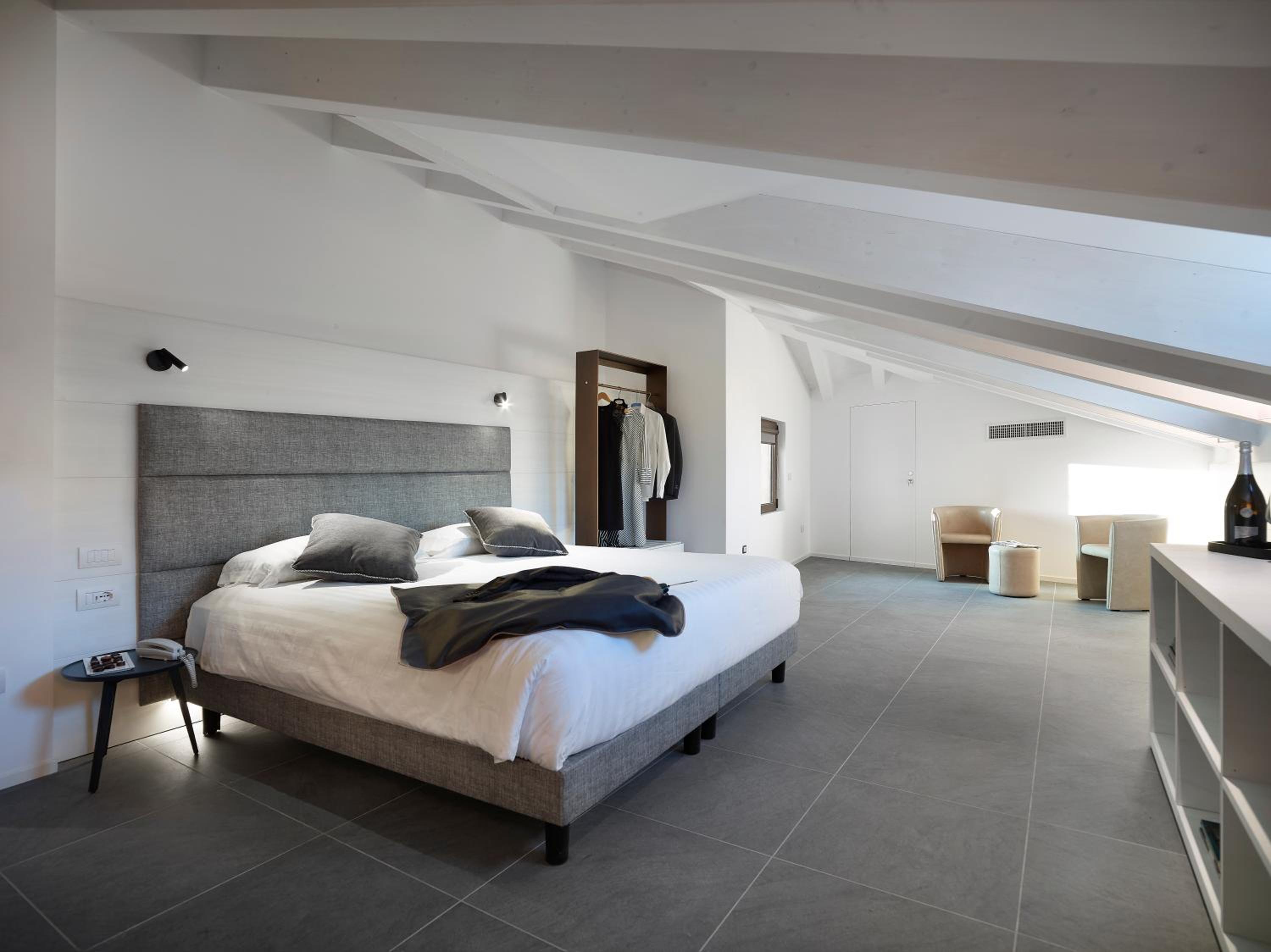 Superior Family Room - Photo 10