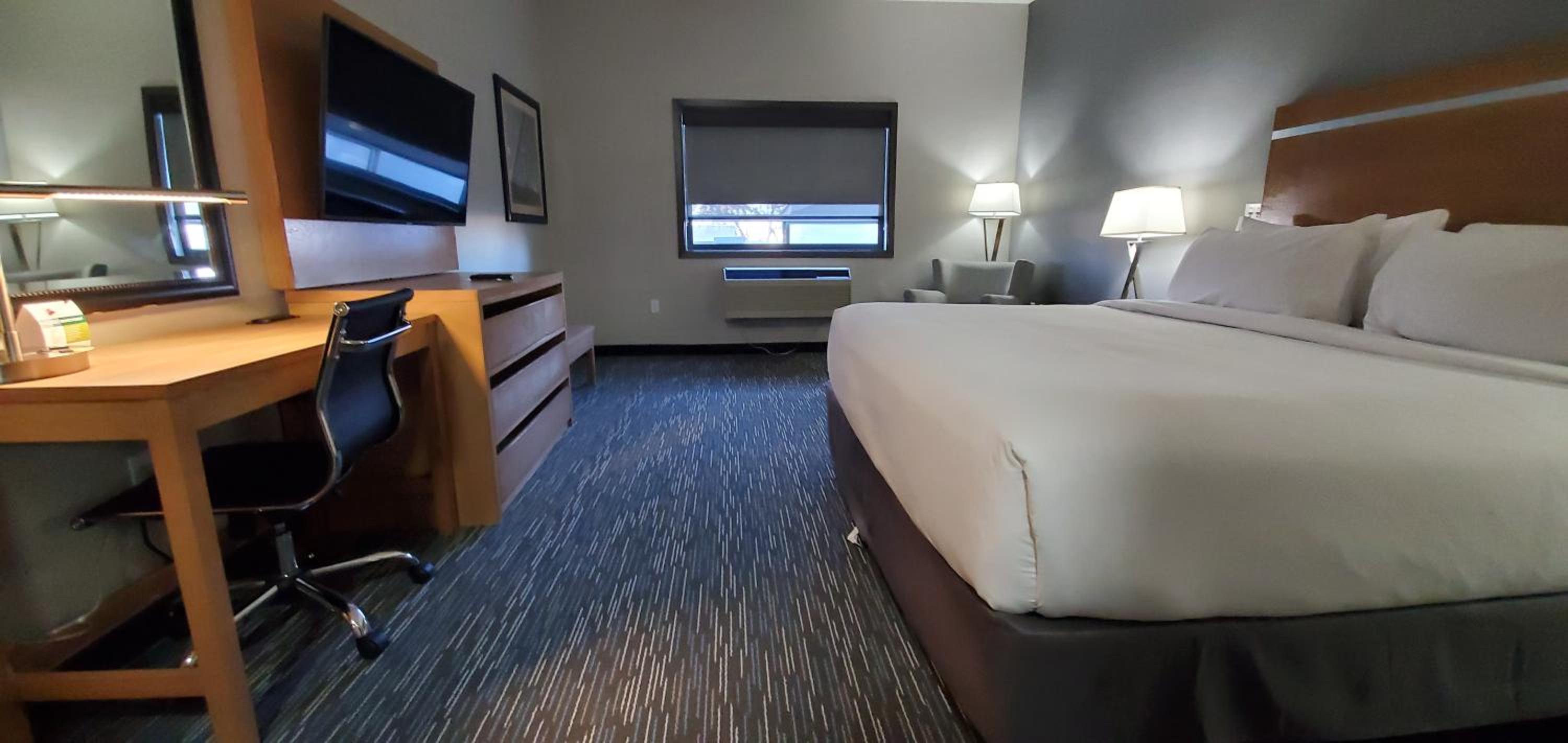 King Suite - Mobility Access/Non-Smoking - Photo 3