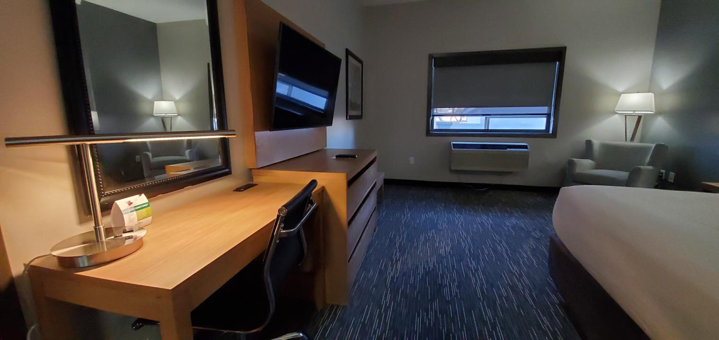 King Suite - Mobility Access/Non-Smoking - Photo 4