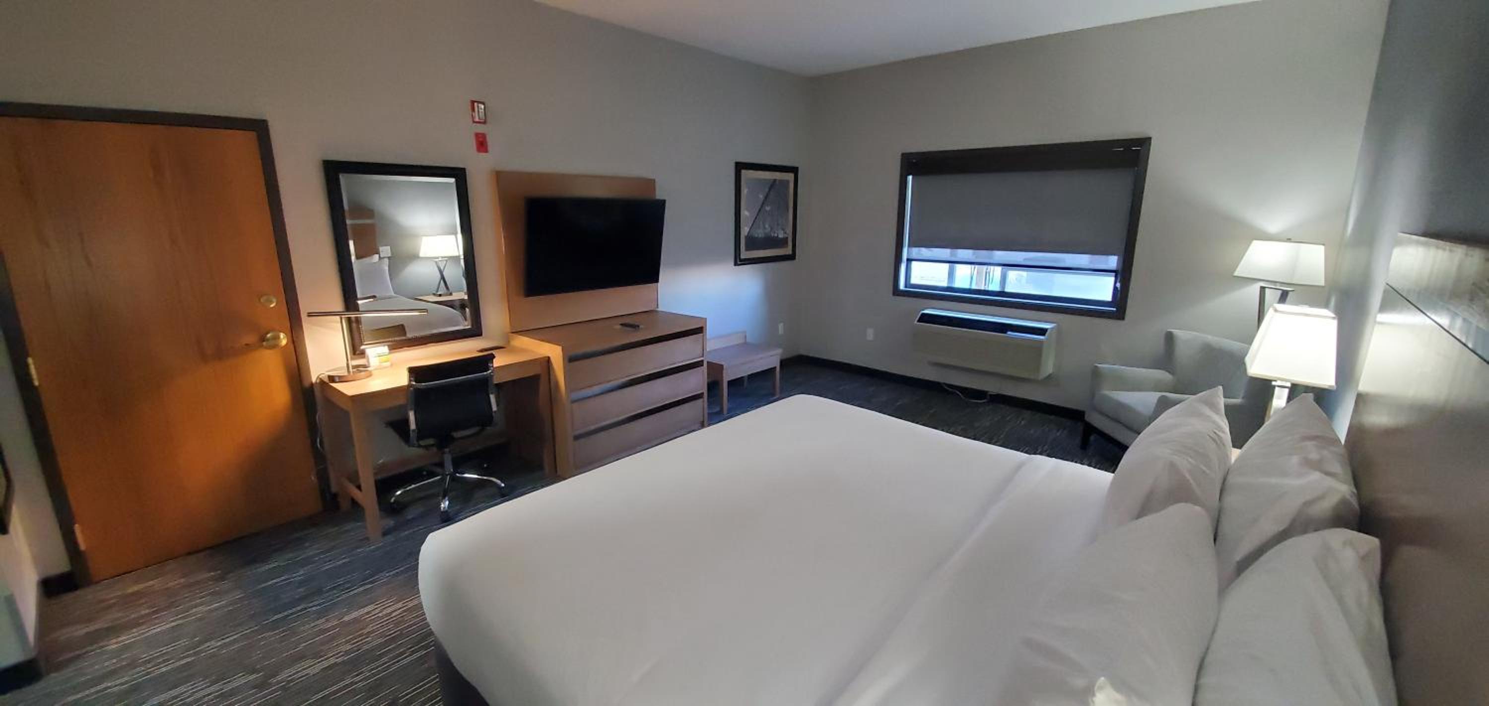 King Suite - Mobility Access/Non-Smoking - Photo 8