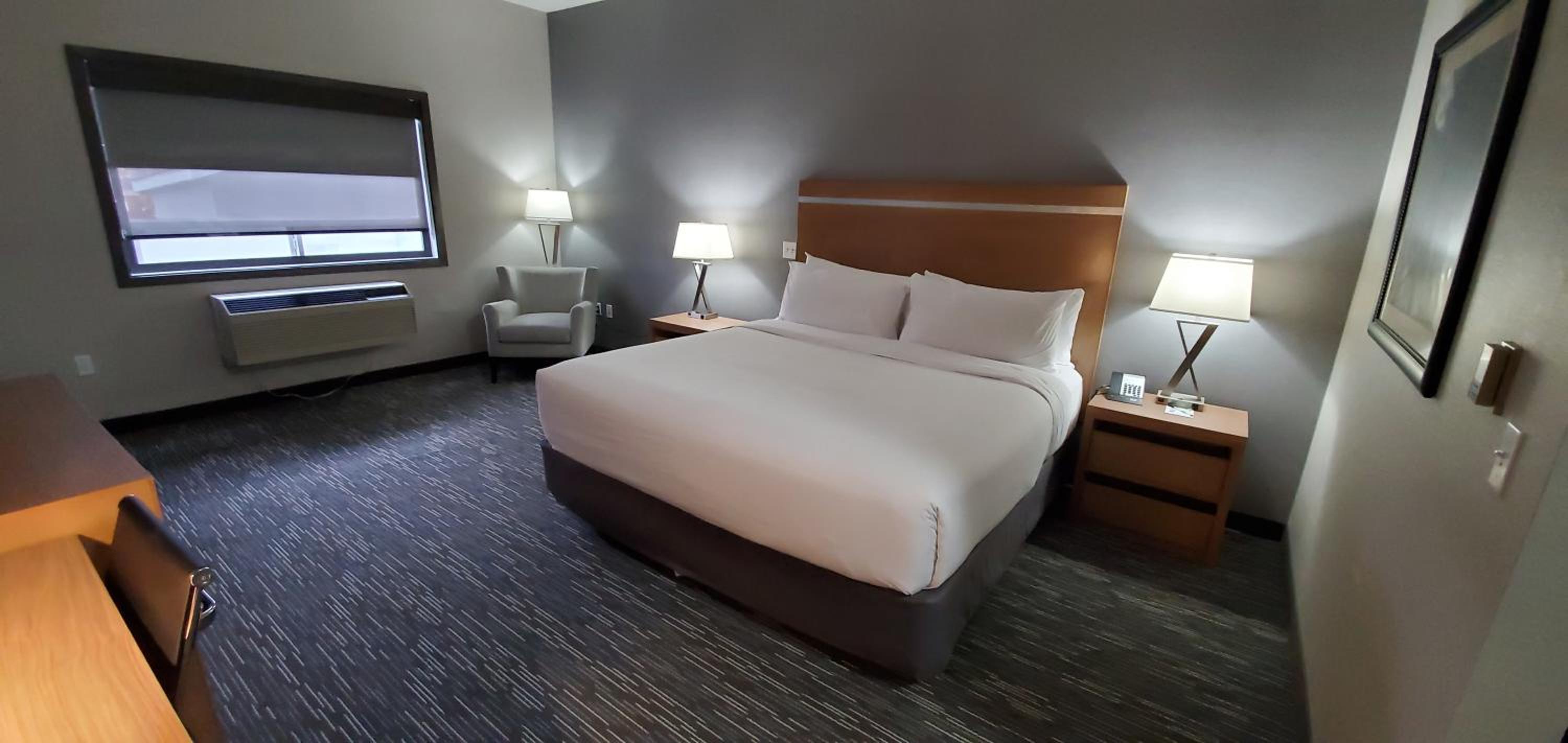 King Suite - Mobility Access/Non-Smoking - Photo 1