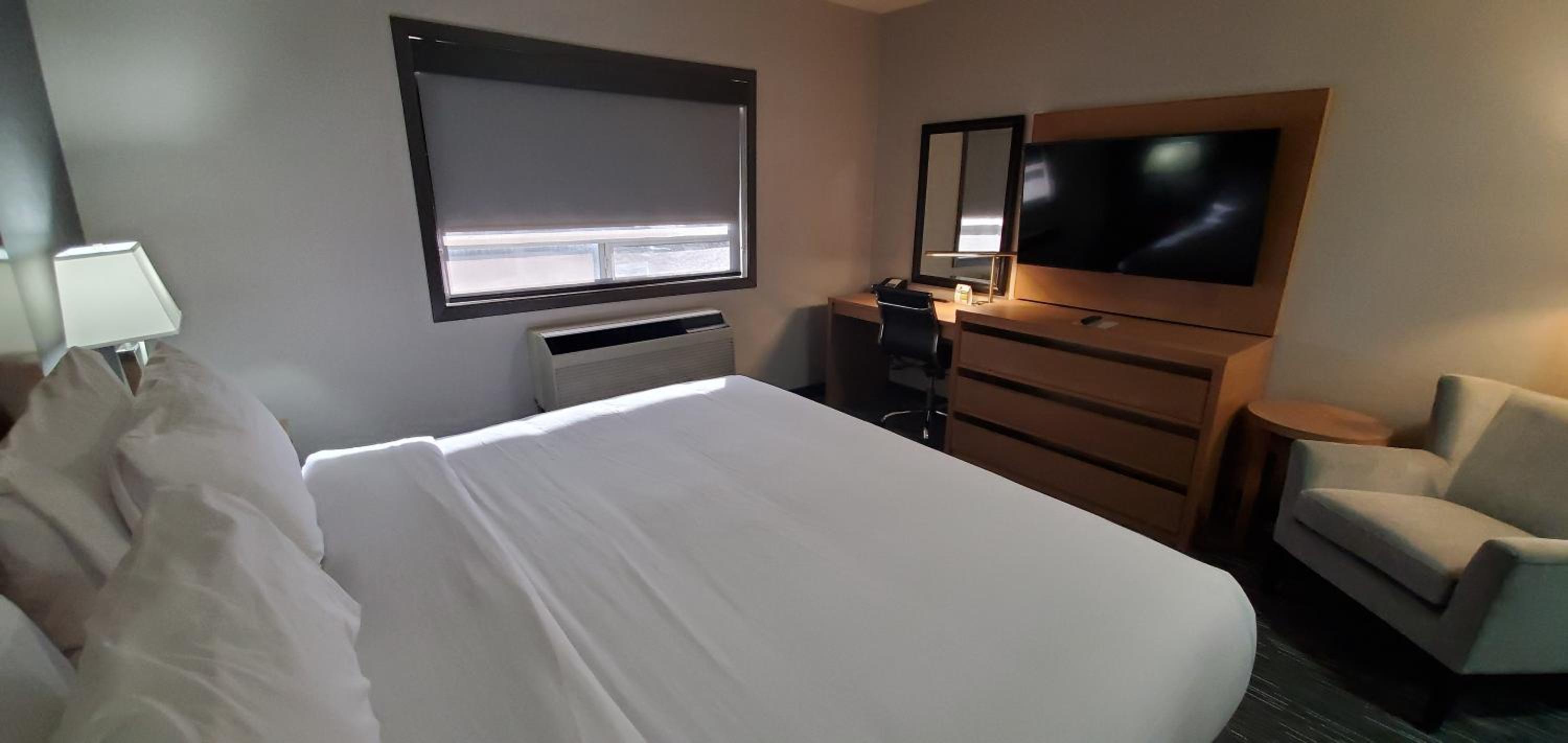 King Room - Non-Smoking - Photo 4