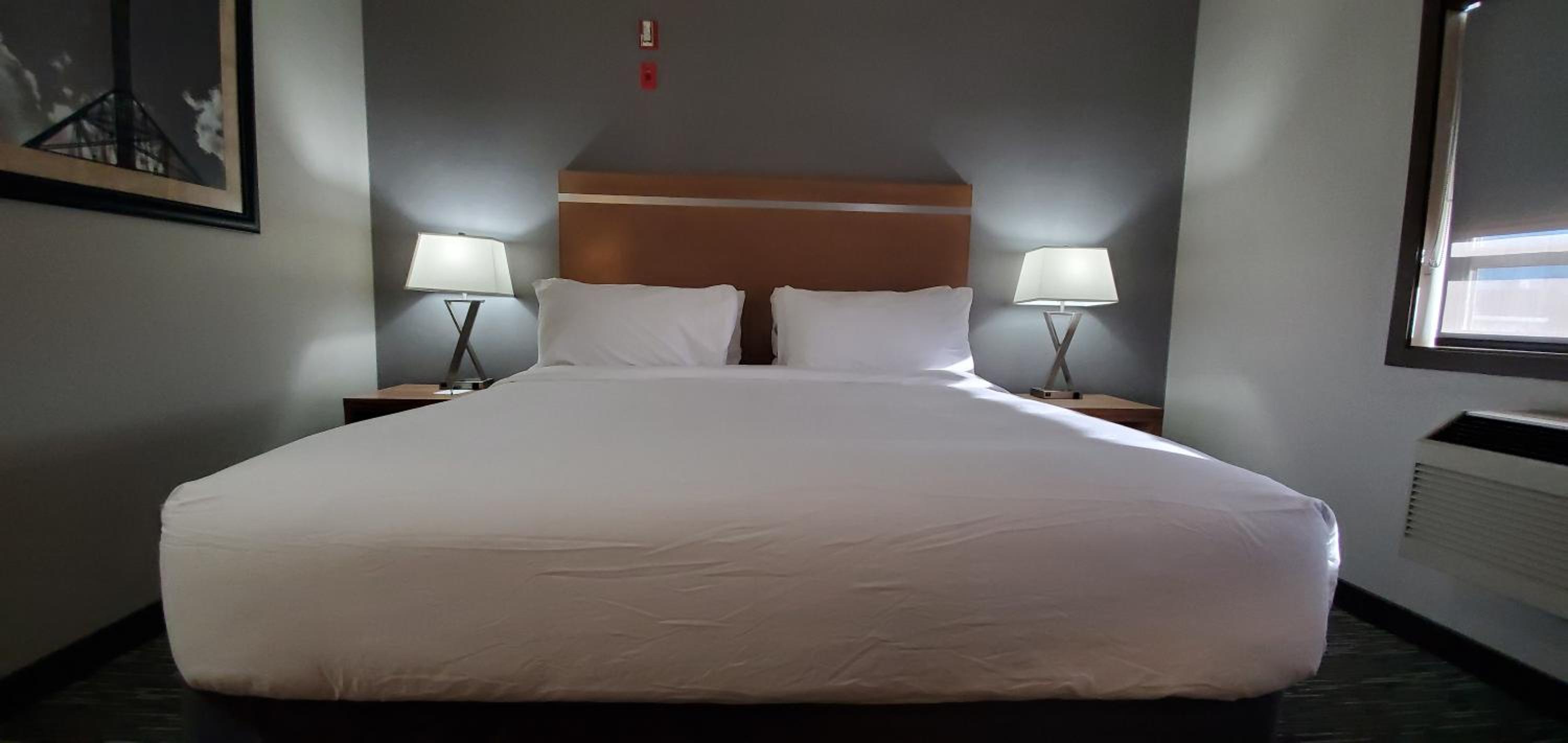 King Room - Non-Smoking - Photo 5