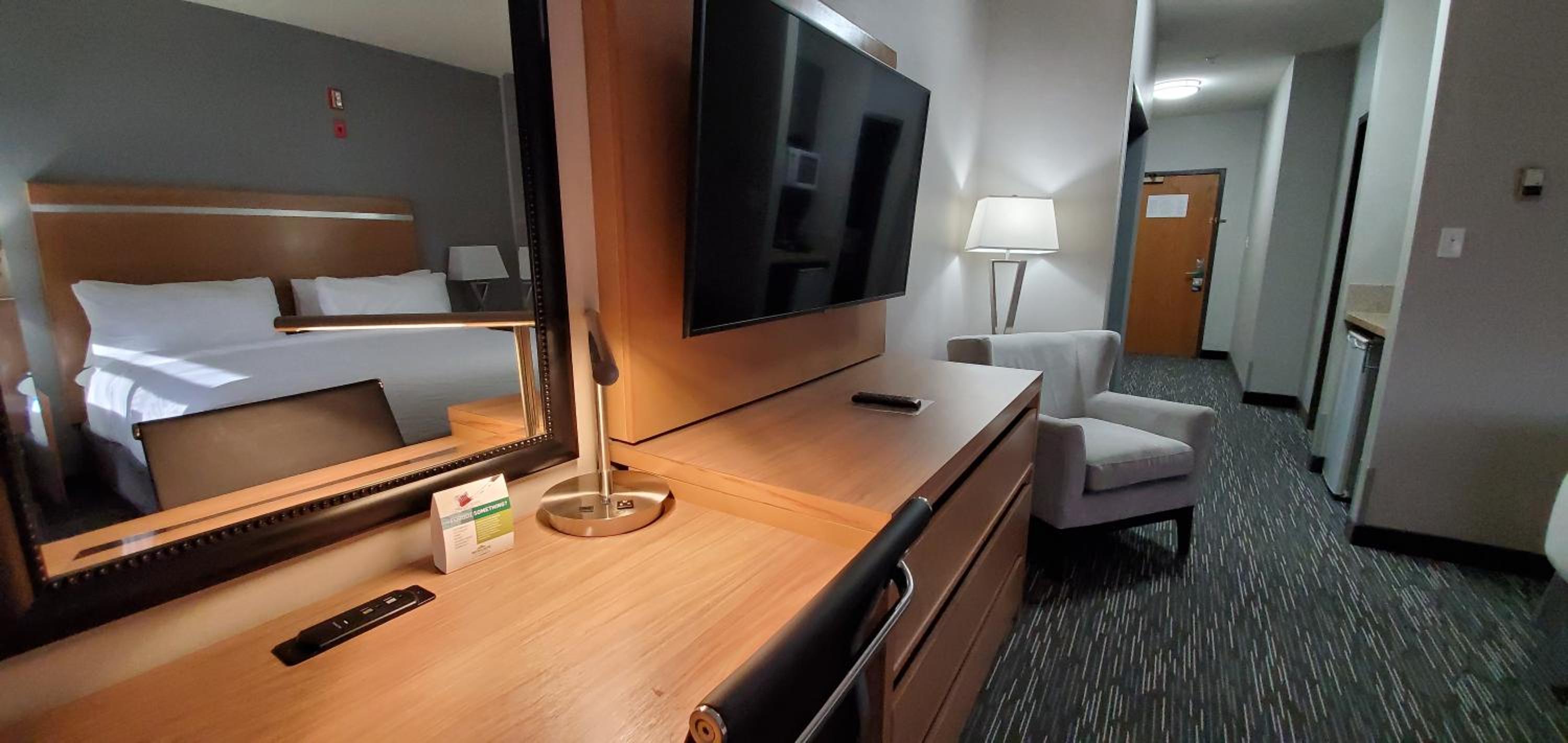 King Room - Non-Smoking - Photo 3