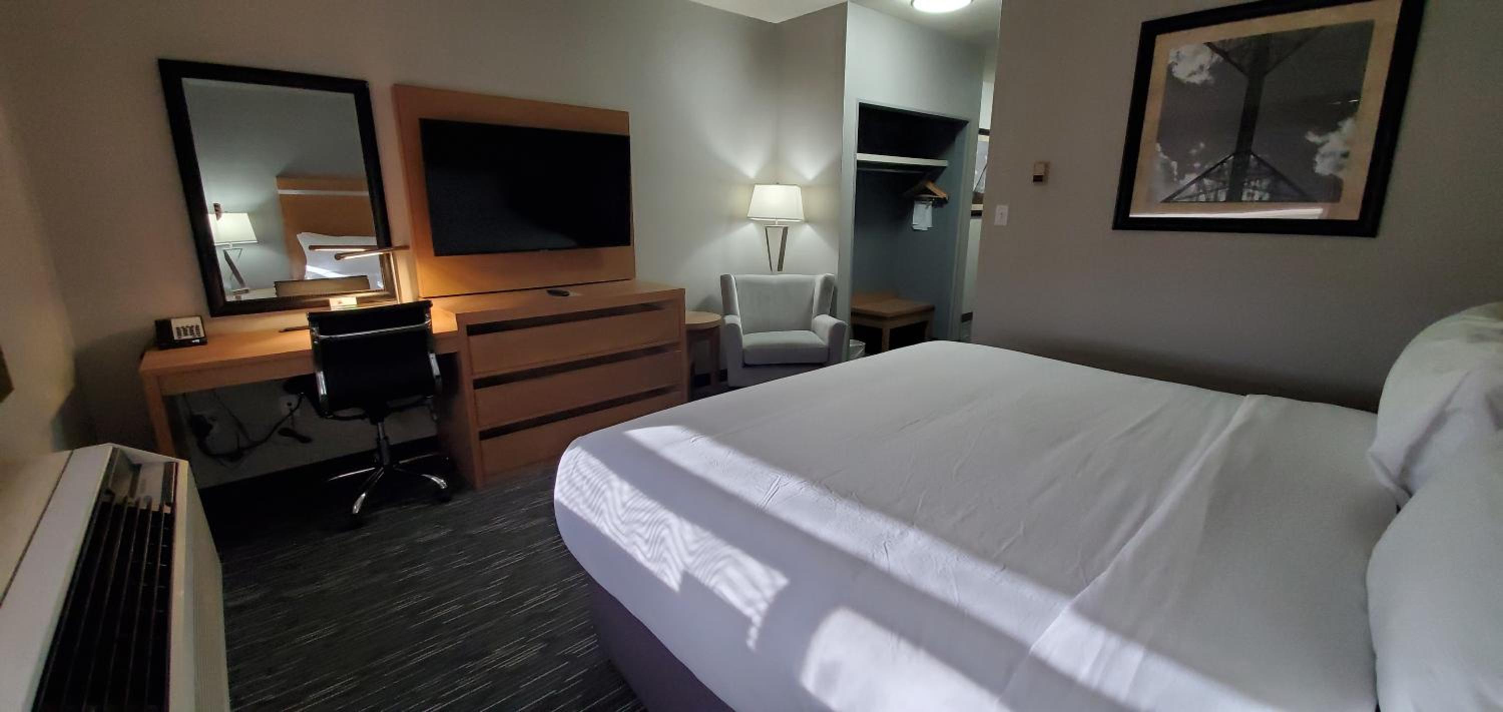 King Room - Non-Smoking - Photo 1