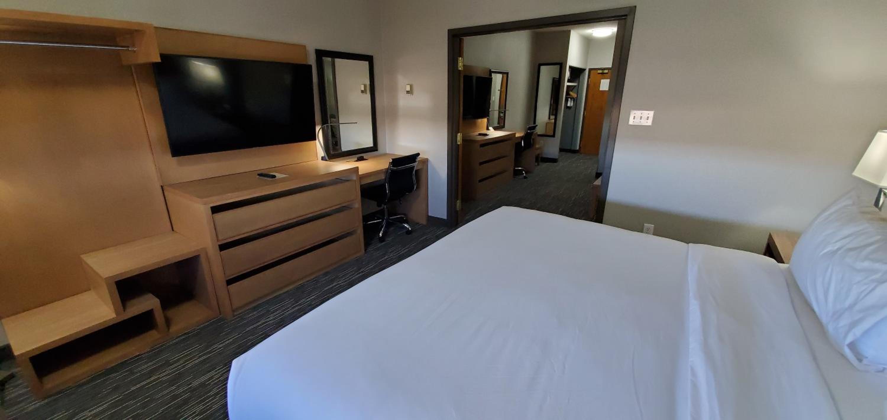 King Suite - Non-Smoking - Photo 4