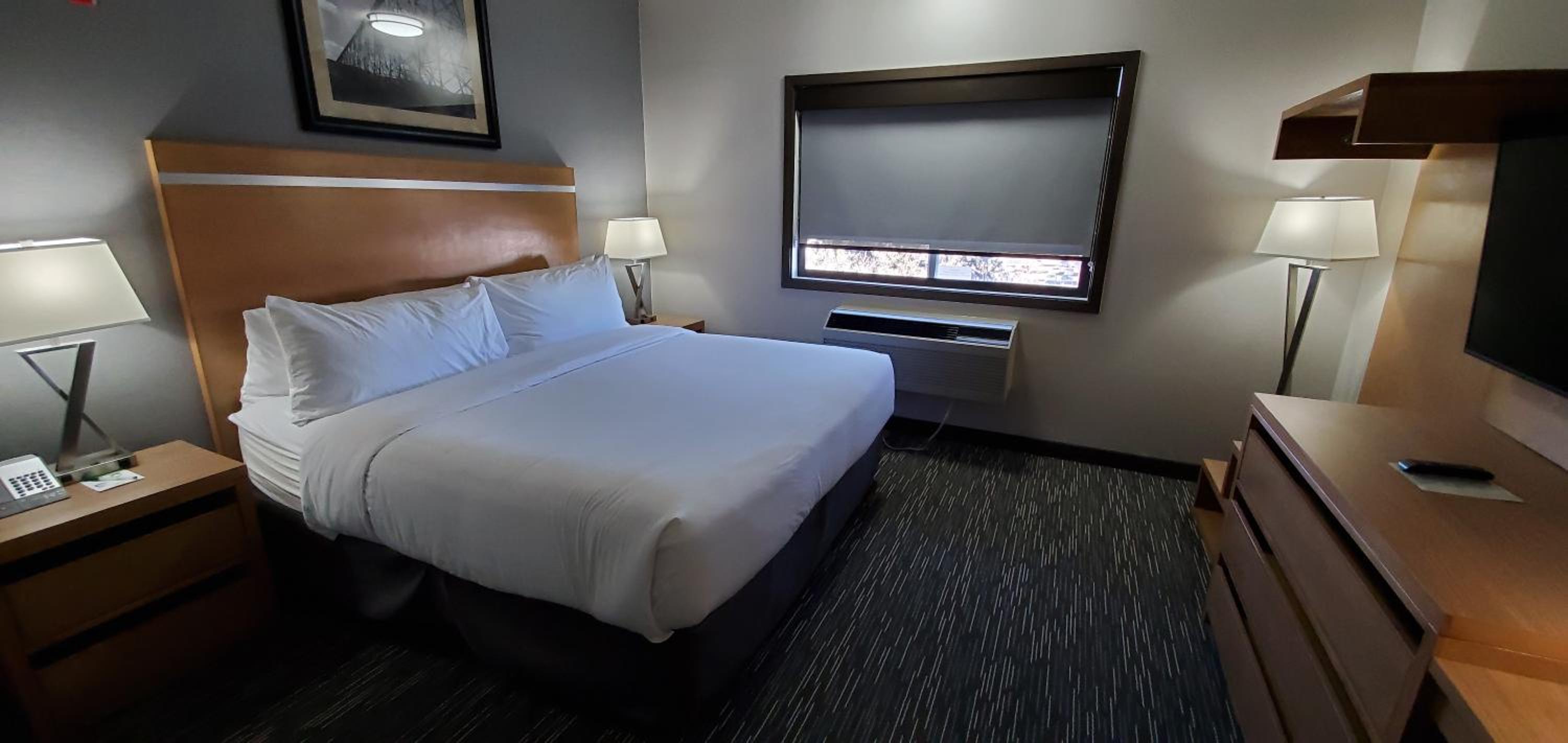 King Suite - Non-Smoking - Photo 7