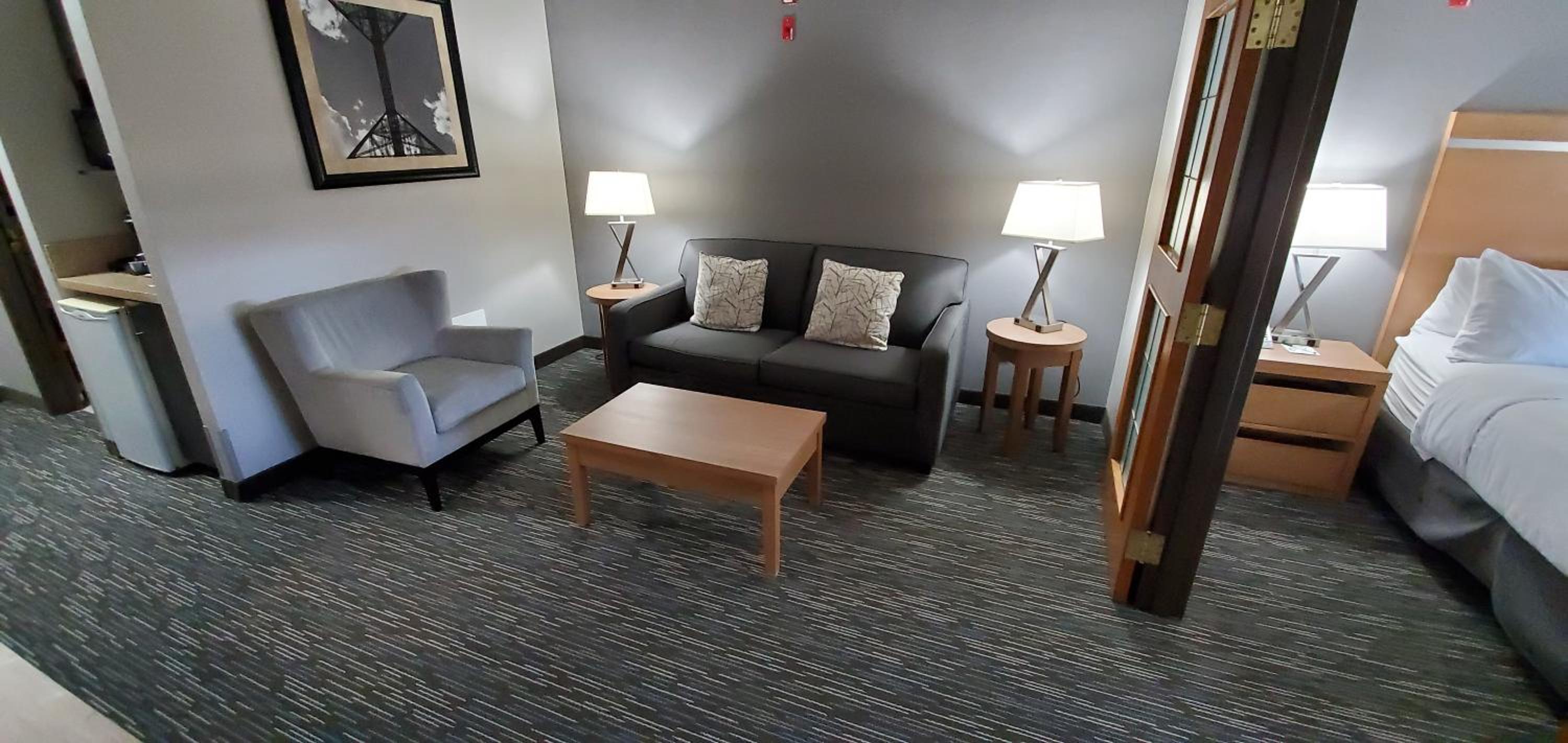 King Suite - Non-Smoking - Photo 5