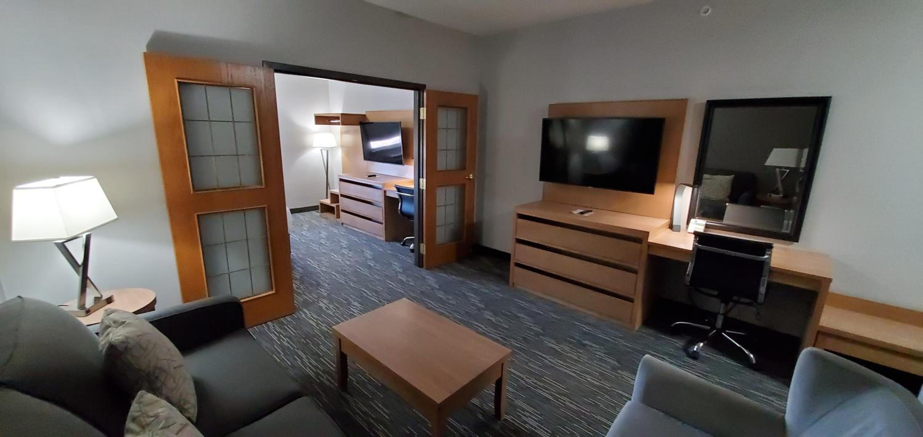 King Suite - Non-Smoking - Photo 6