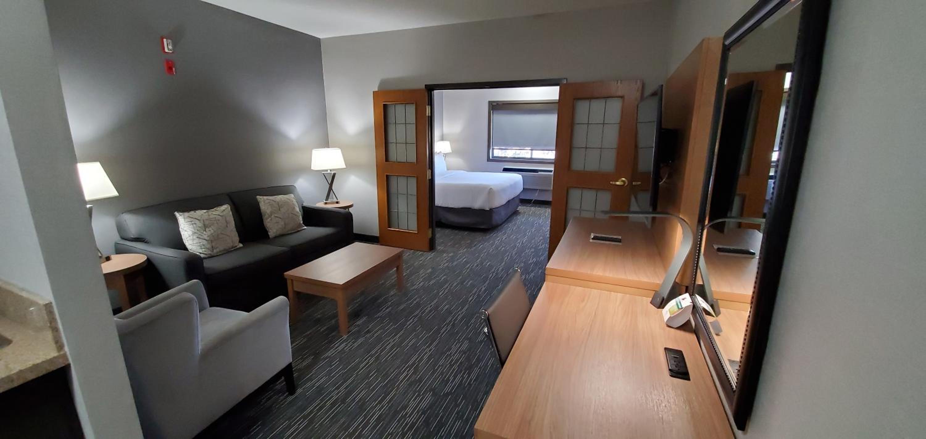 King Suite - Non-Smoking - Photo 1