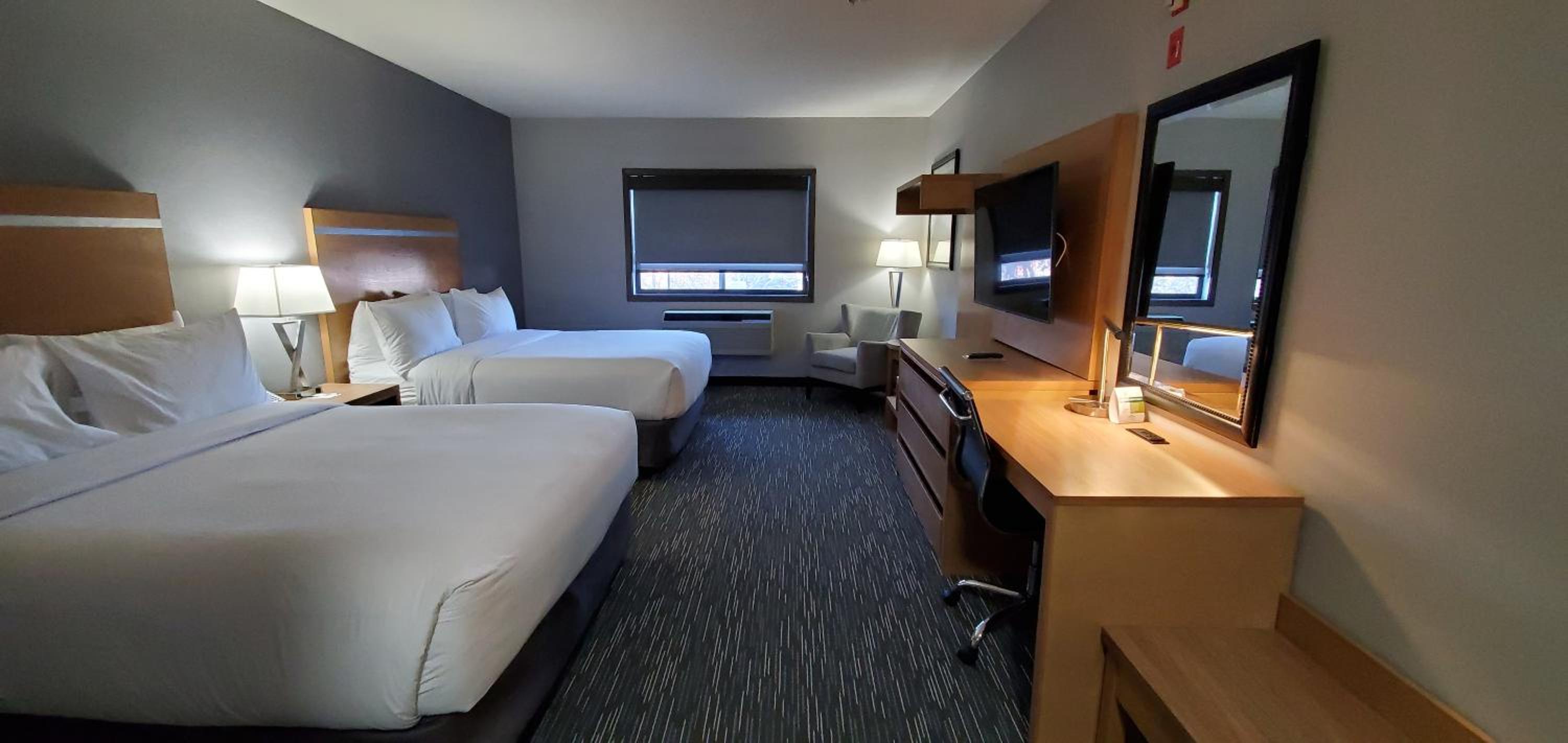 Queen Room with Two Queen Beds - Non-Smoking - Photo 7