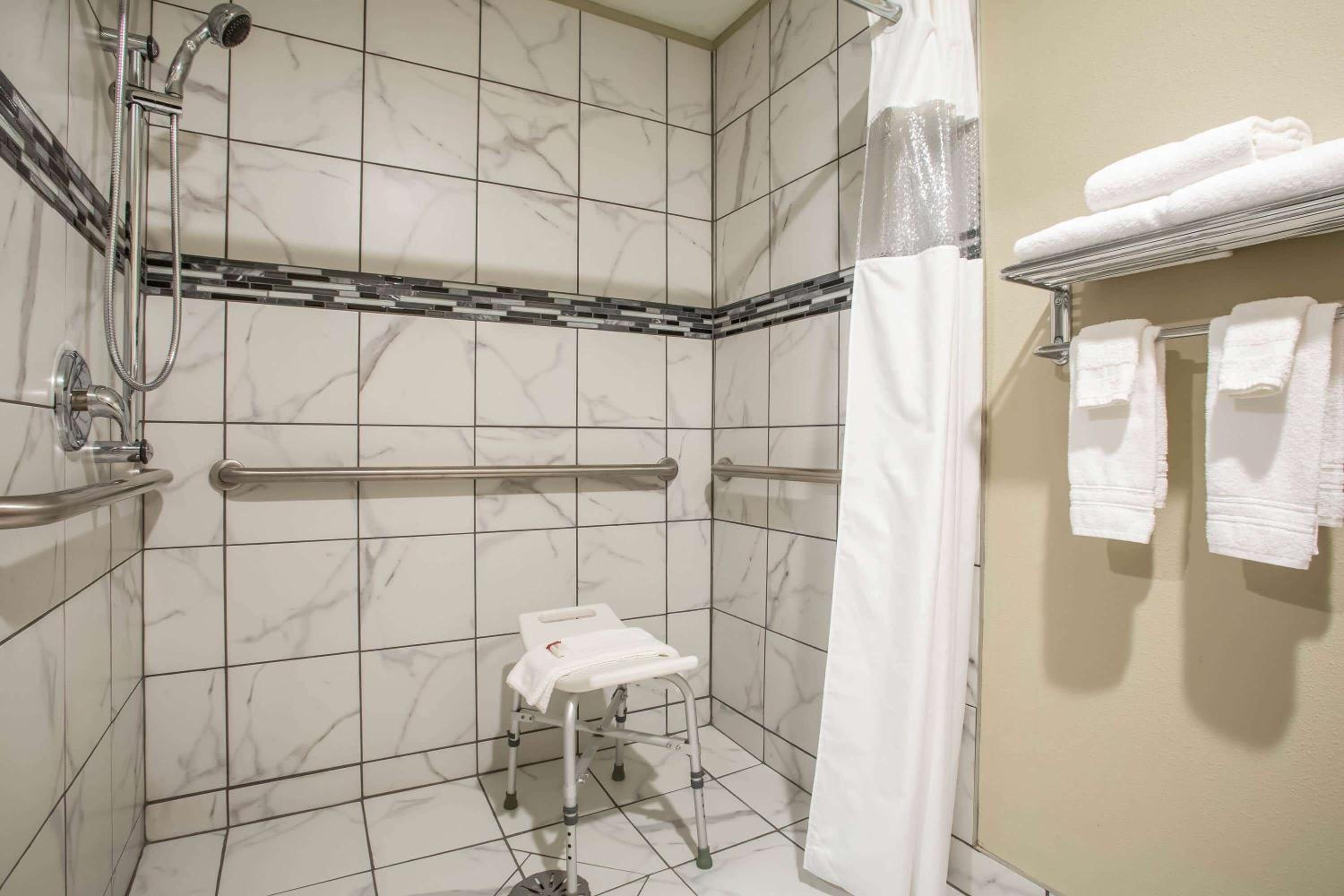 Queen Room - Mobility Access/Non-Smoking - Photo 2