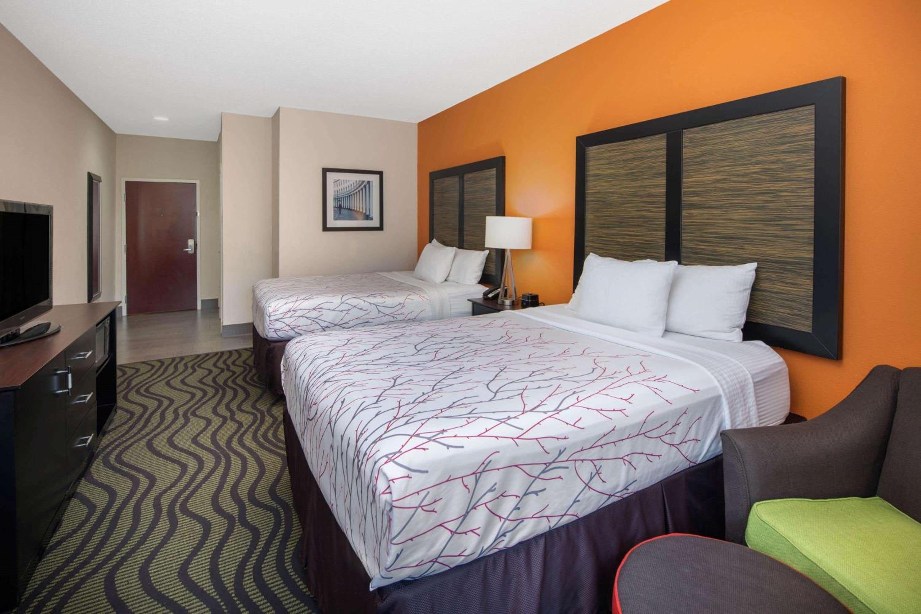 Deluxe Queen Room with Two Queen Beds - Photo 5