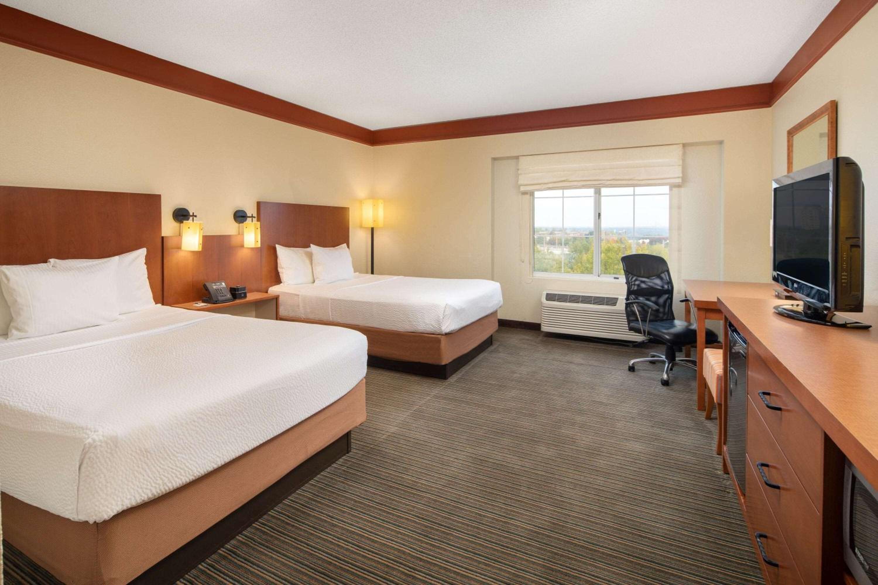 Double Room with Two Double Beds and Bath Tub - Mobility/Hearing Accessible - Non-Smoking - Photo 1