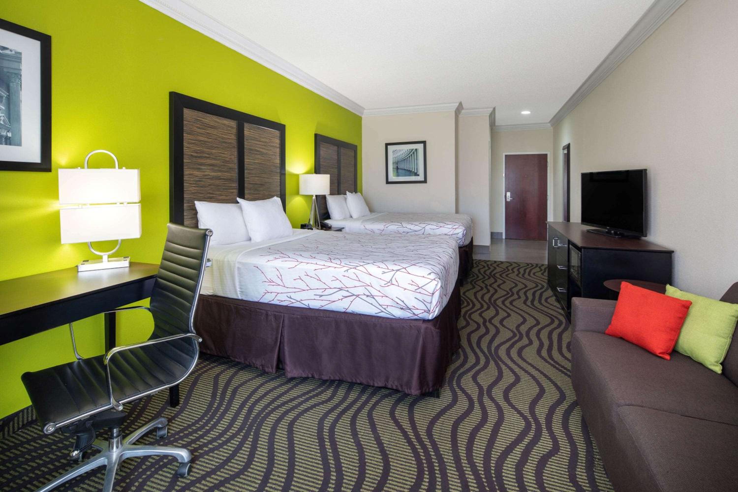 Two Queen Suite with Two Queen Beds - Photo 4