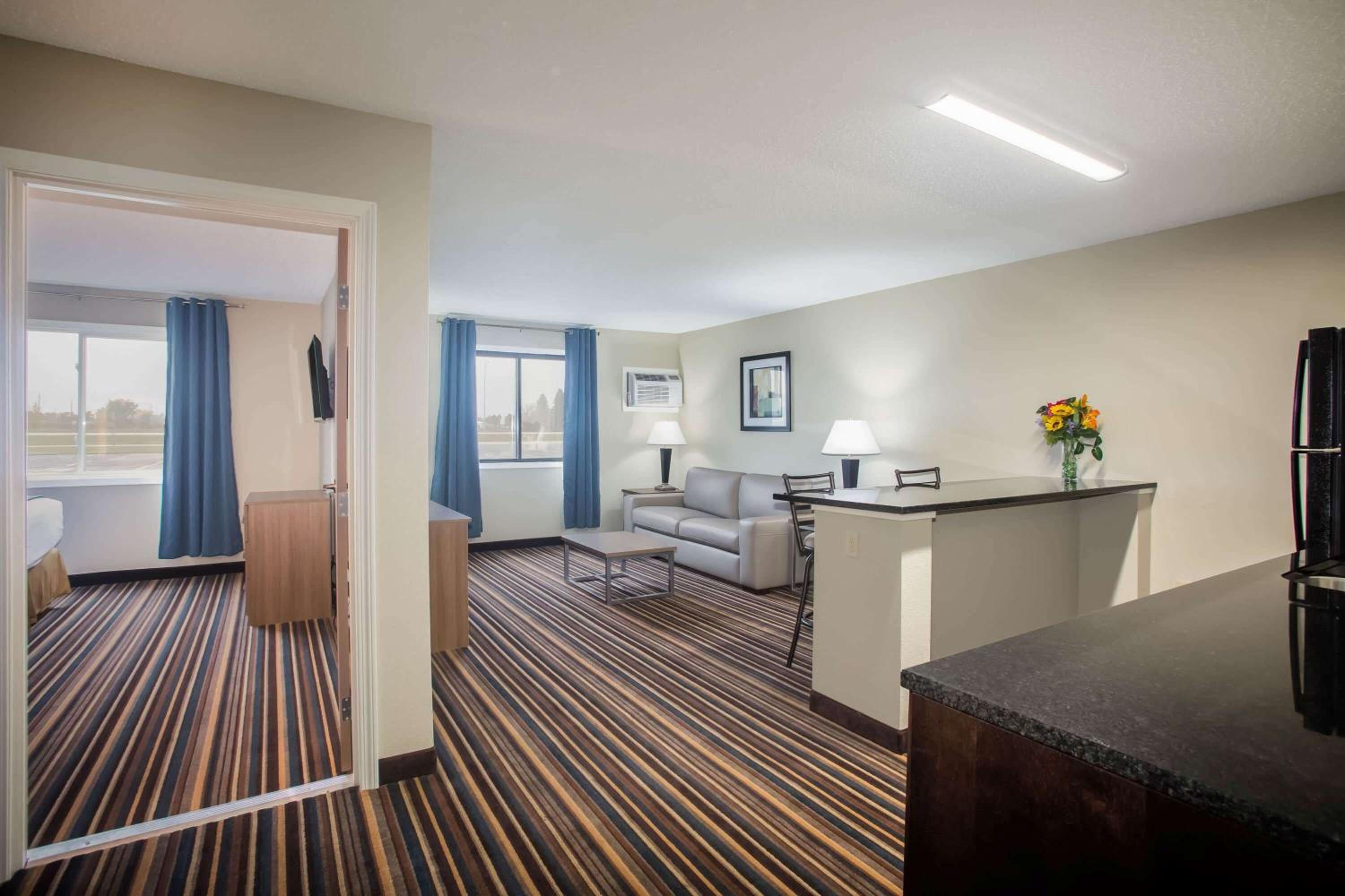 One-Bedroom Deluxe King Suite - Non-Smoking - Photo 3