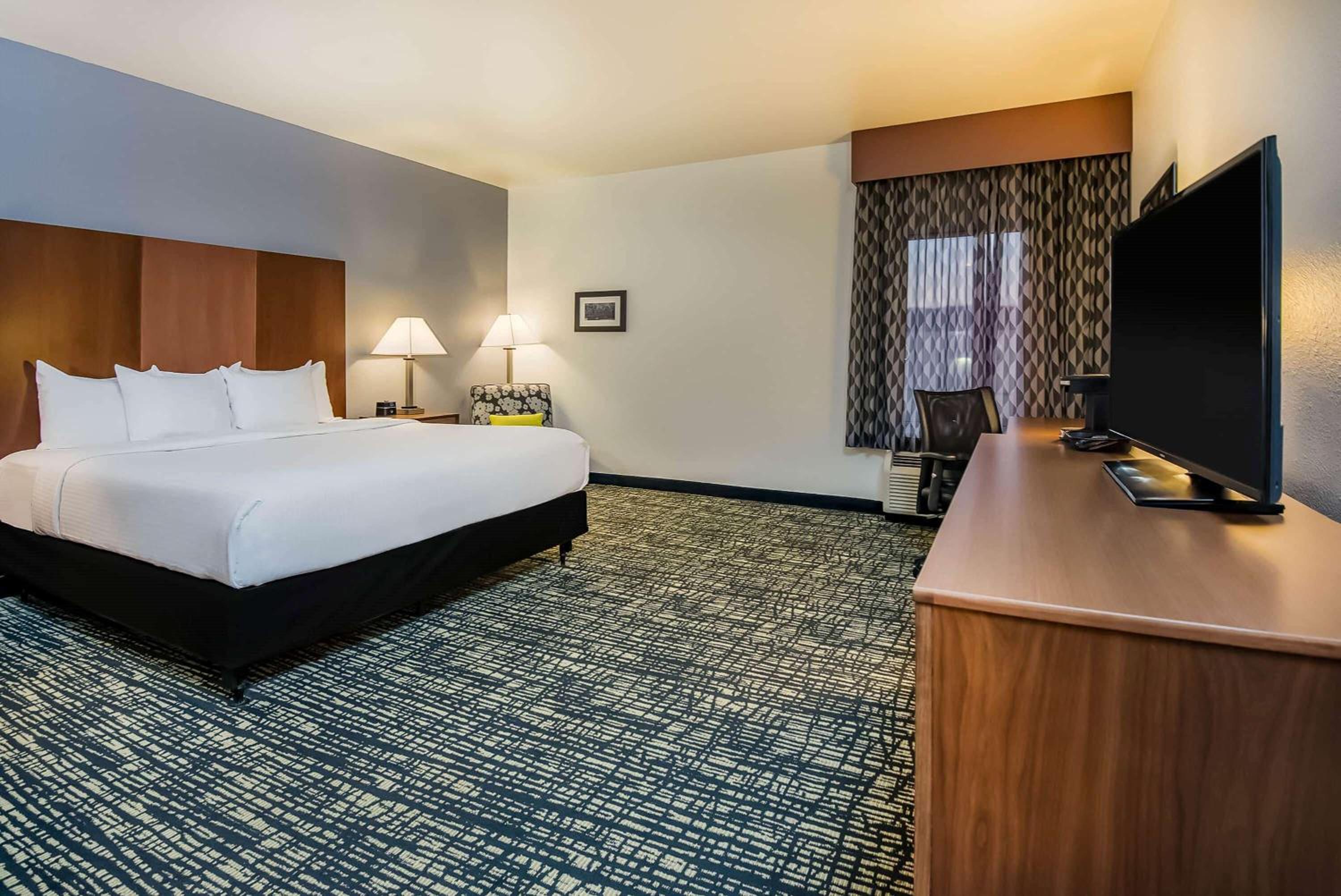 Deluxe King Room with Roll In Shower - Mobility Accessible/Non-Smoking photo 1