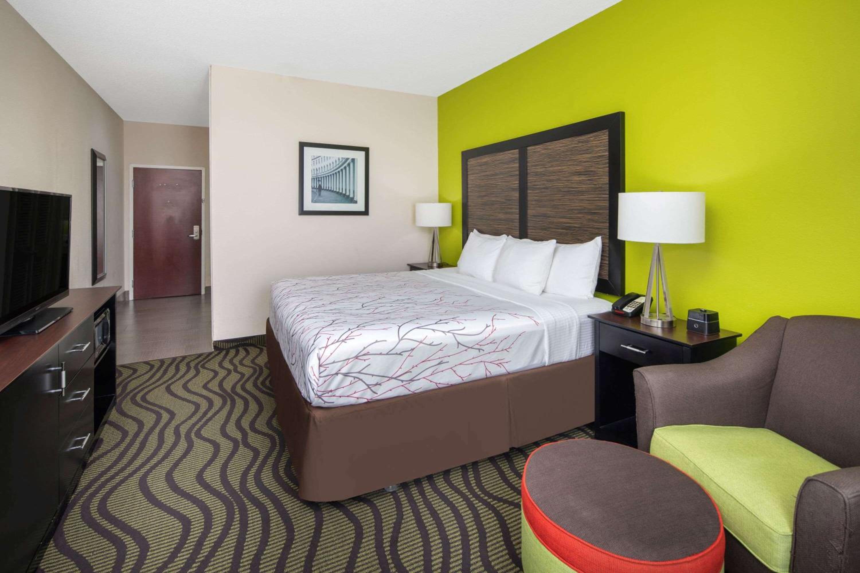 Standard King Room - Photo 3