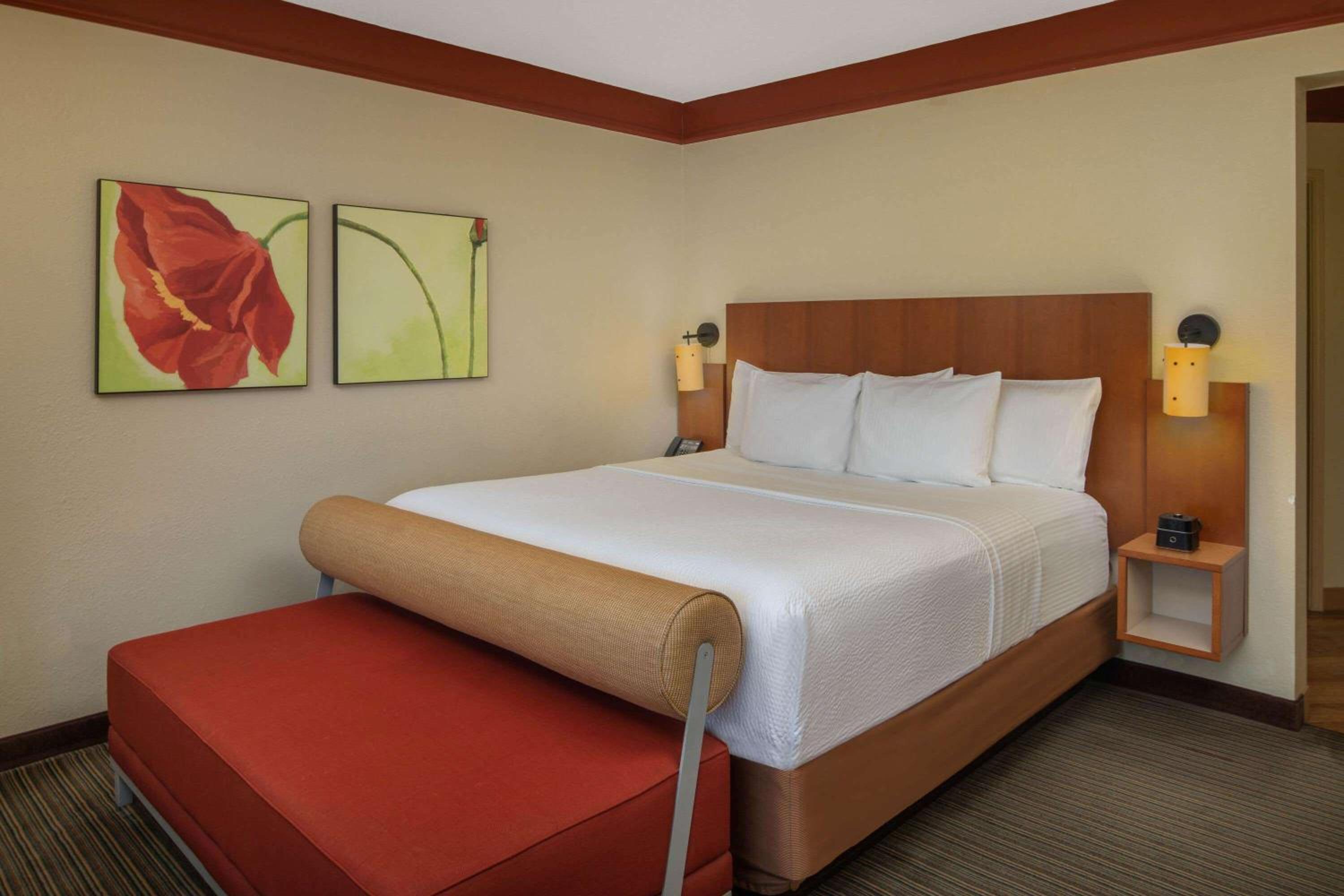 Deluxe King Room - Photo 3