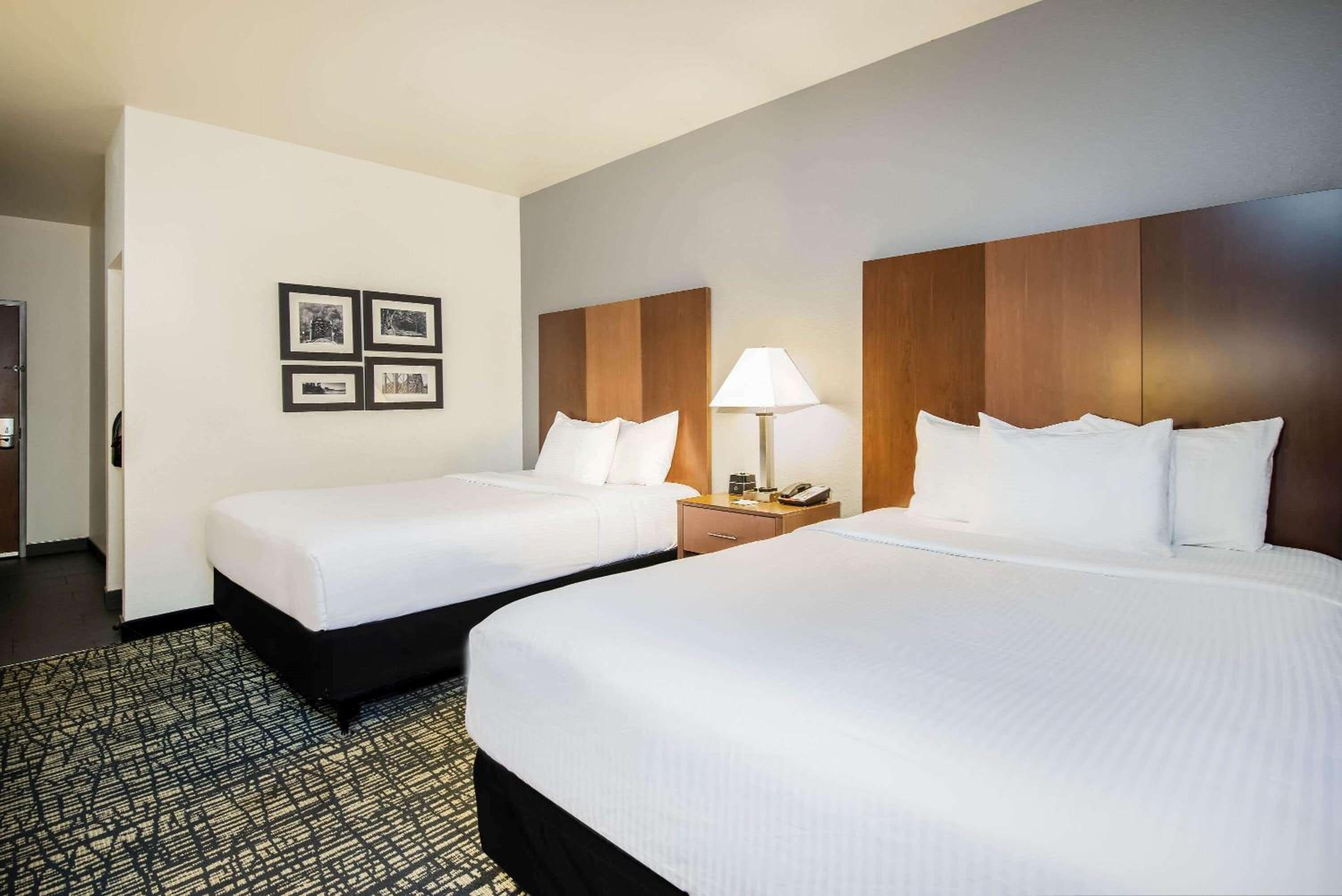 Queen Room with Two Queen Beds and Bath Tub - Mobility Accessible/Non-Smoking photo 2