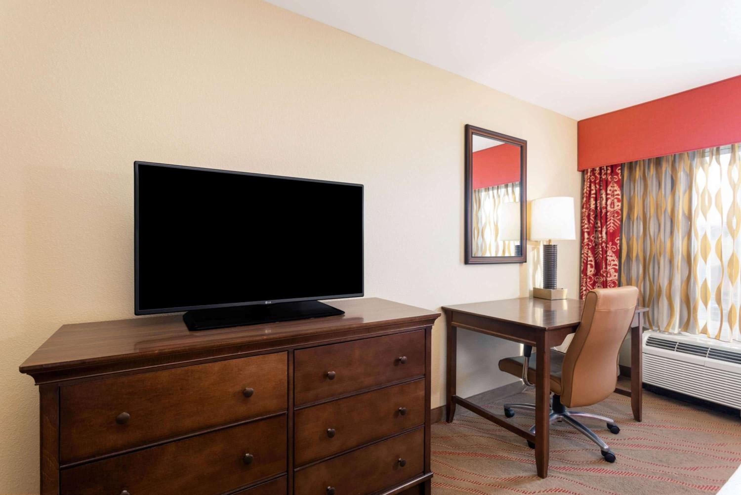 Queen Room with Patio photo 3