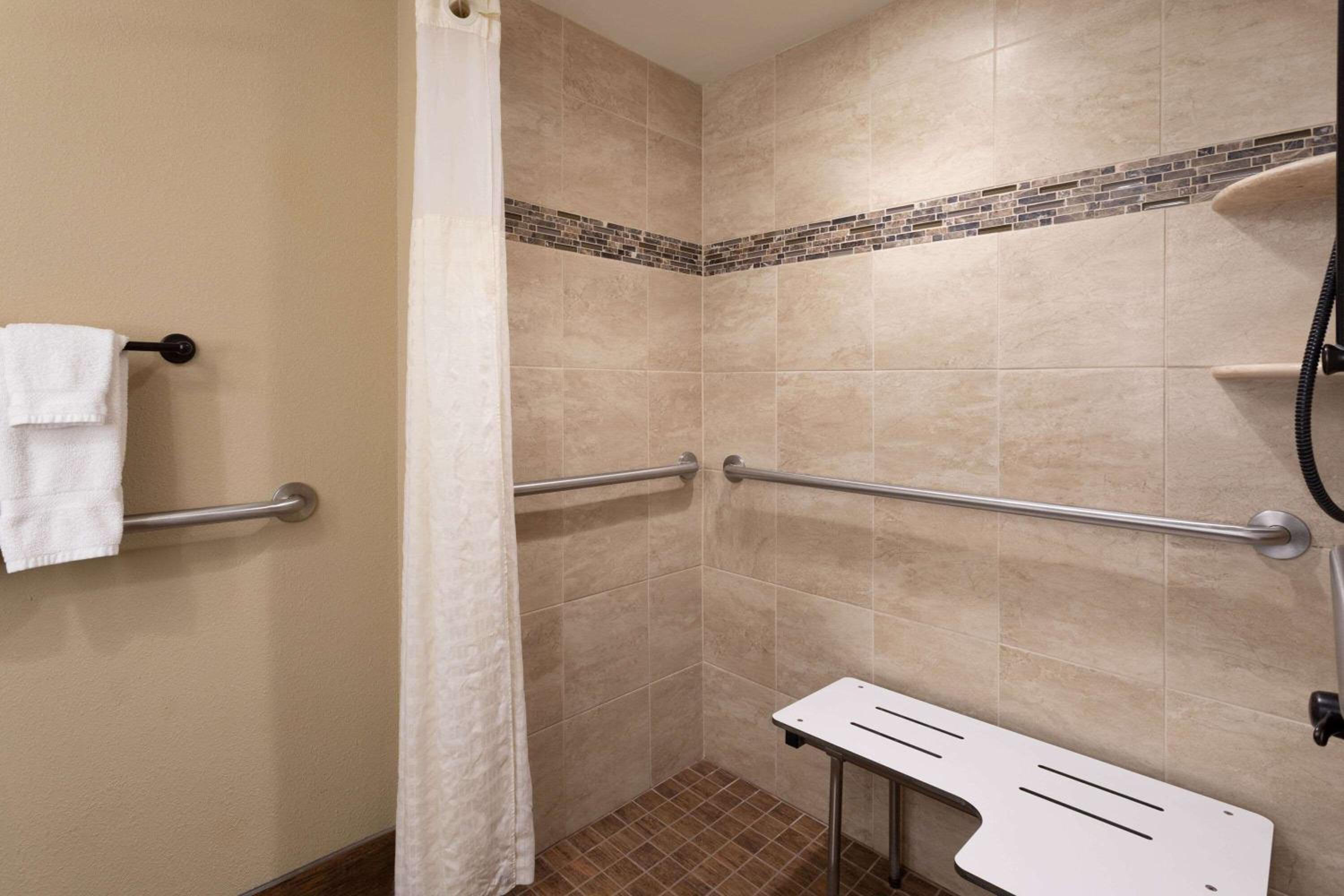 Queen Room with Two Queen Beds - Mobility Access/Non-Smoking - Photo 5