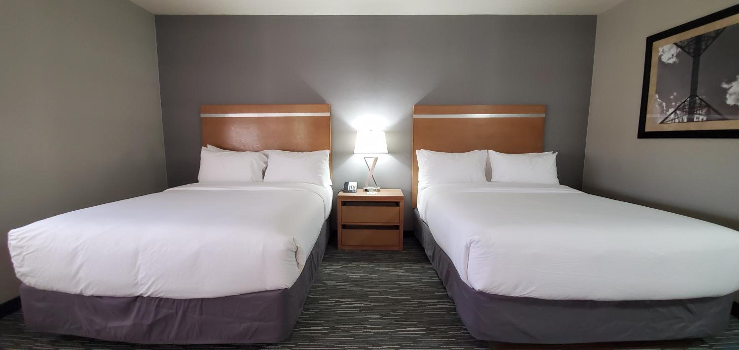 Deluxe Queen Room with Two Queen Beds - Non-Smoking - Photo 7