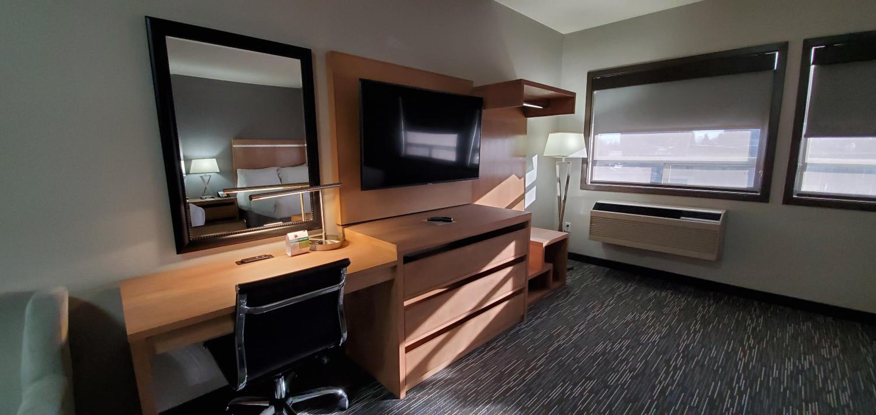 Deluxe Queen Room with Two Queen Beds - Non-Smoking - Photo 6