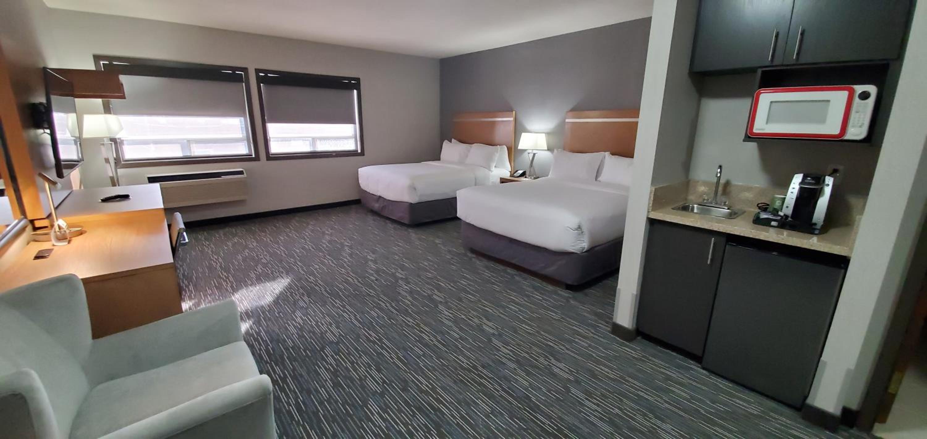 Deluxe Queen Room with Two Queen Beds - Non-Smoking - Photo 3