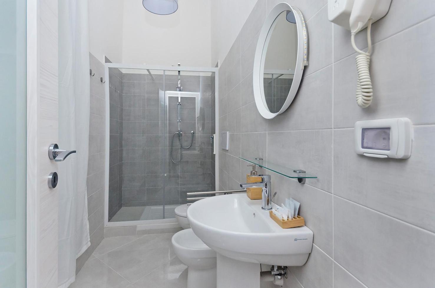 Double Room with Private Bathroom - Photo 8