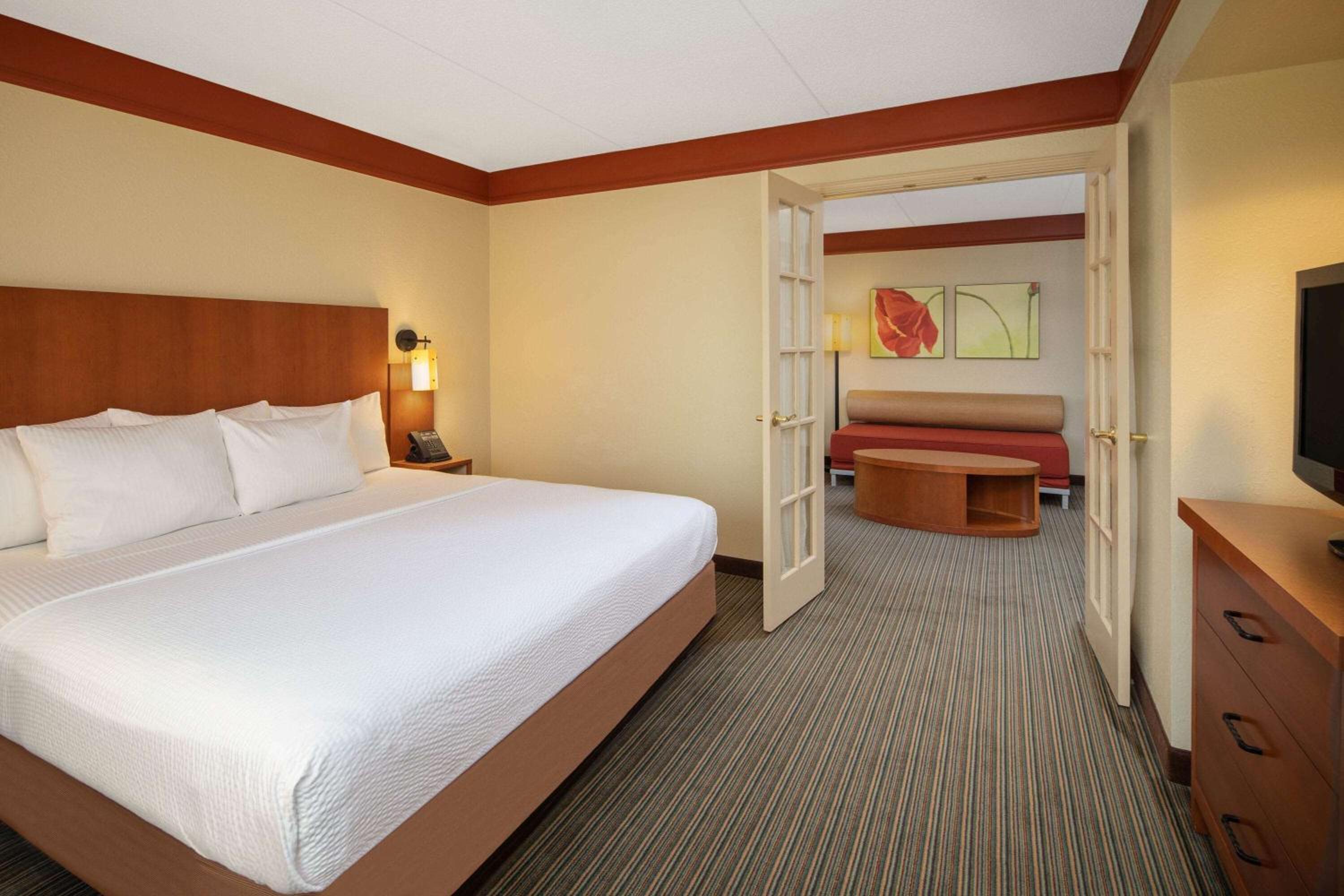 One-Bedroom King Suite - Non-Smoking - Photo 4
