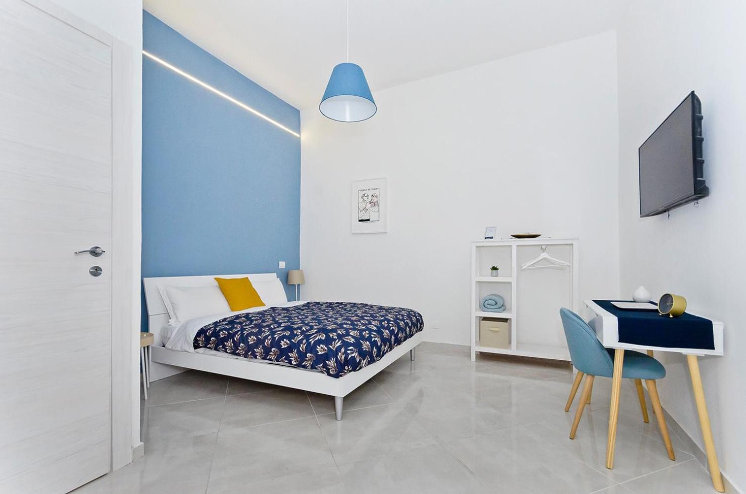 Double Room with Private Bathroom - Photo 18