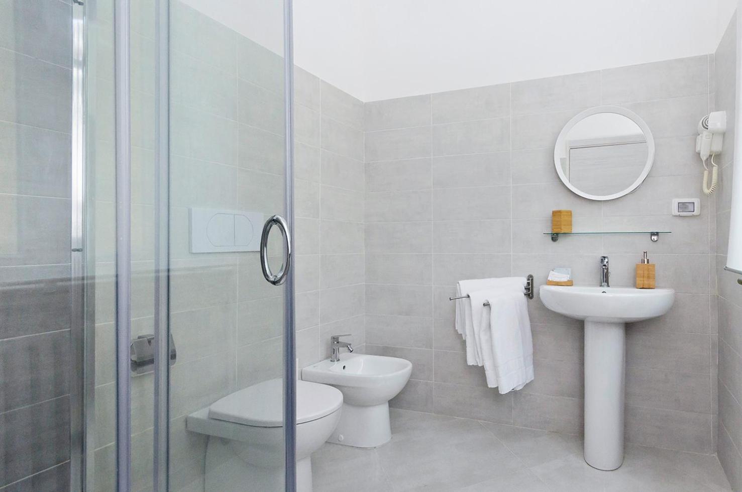 Double Room with Private Bathroom - Photo 3