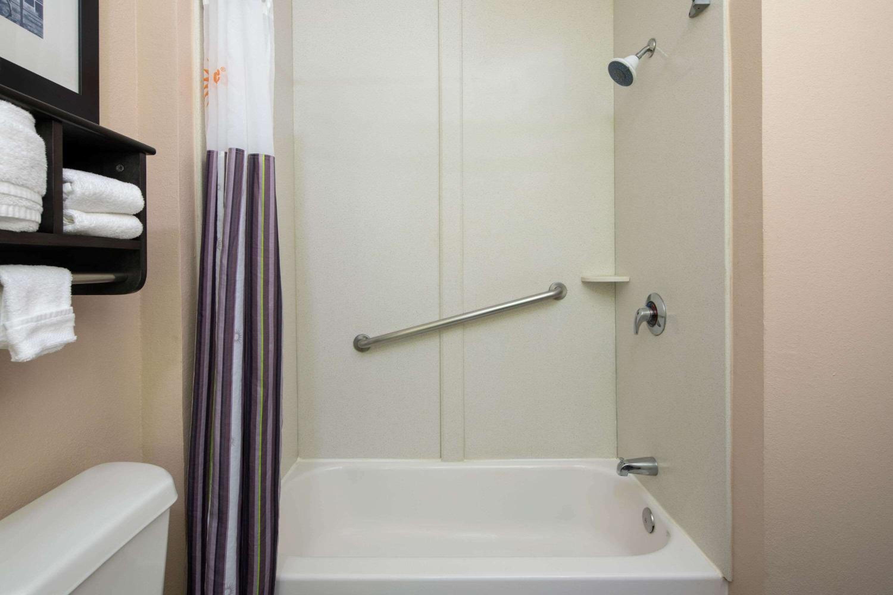 Deluxe Queen Room with Two Queen Beds - Photo 3