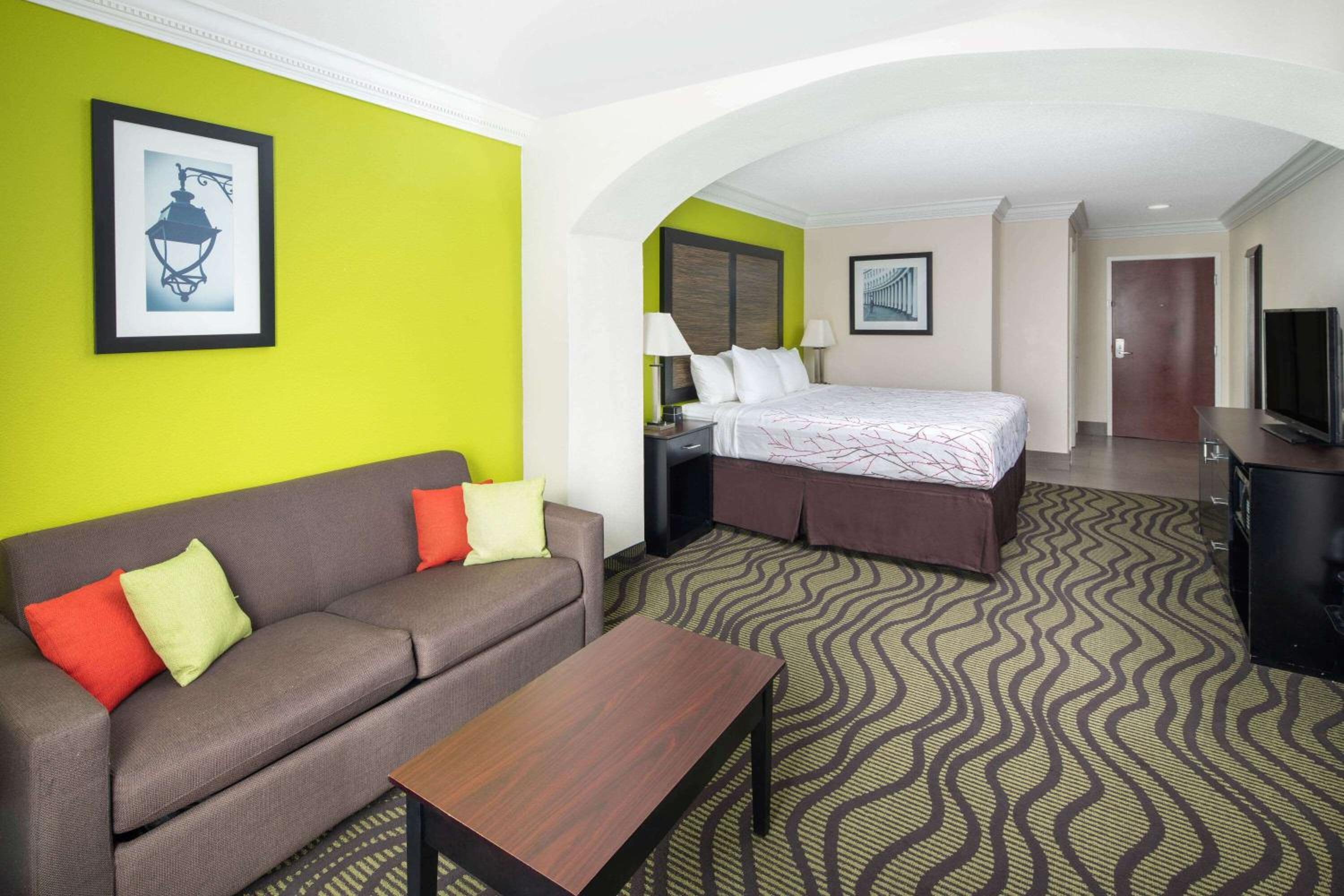 King Suite - Photo 2