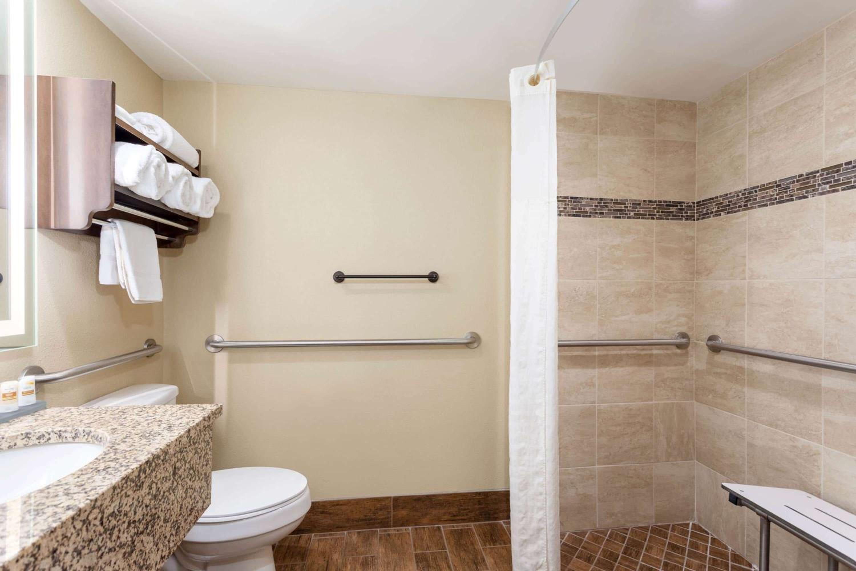 Queen Room with Two Queen Beds - Mobility Access/Non-Smoking - Photo 4