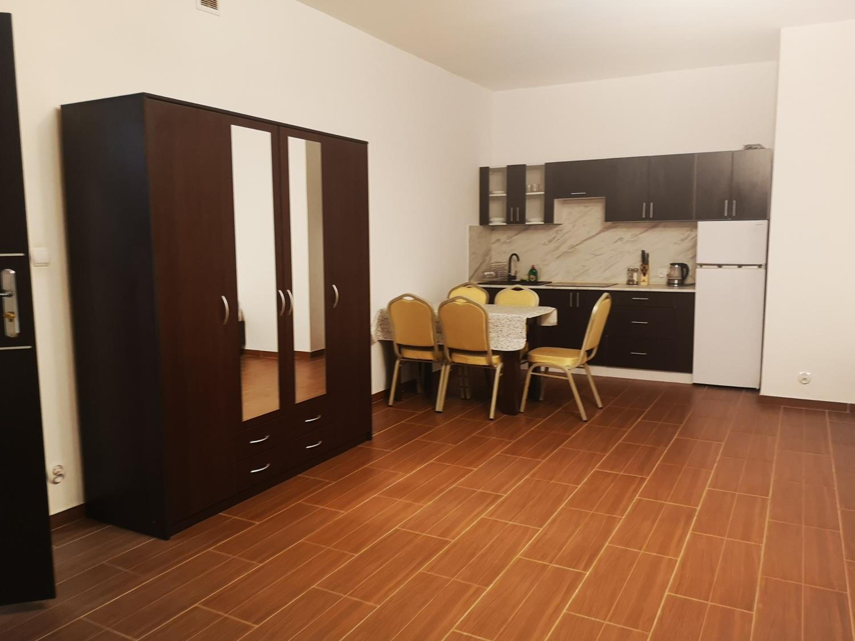 Family Room with Private Bathroom - Photo 2