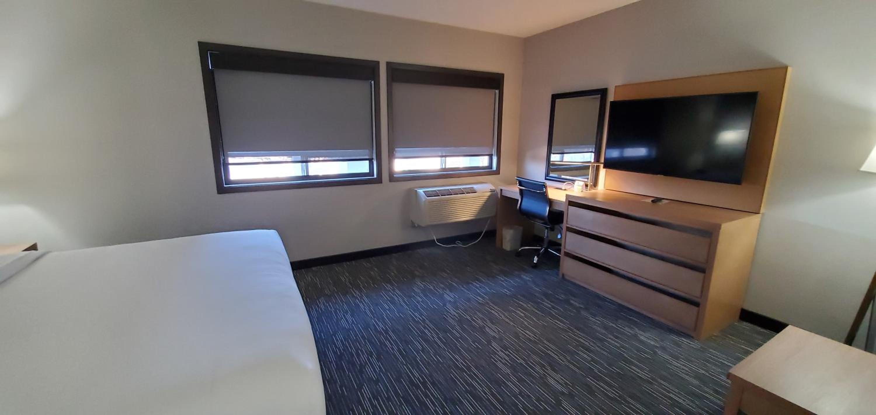 Superior King Suite - Non-Smoking - Photo 5