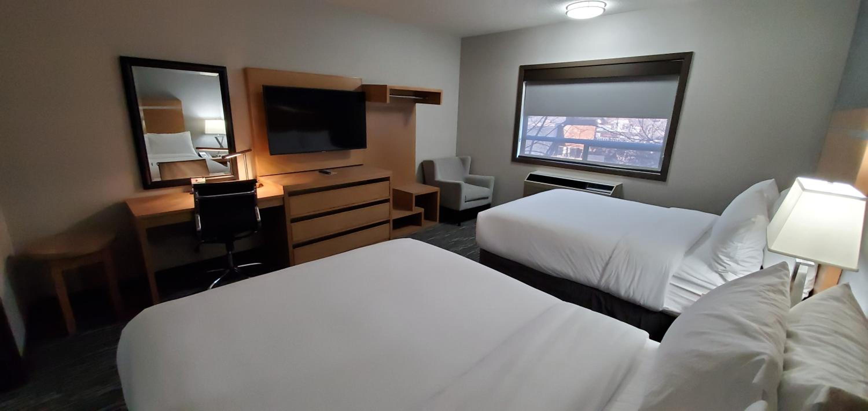 One-Bedroom Suite with Two Queen Beds - Non-Smoking - Photo 3