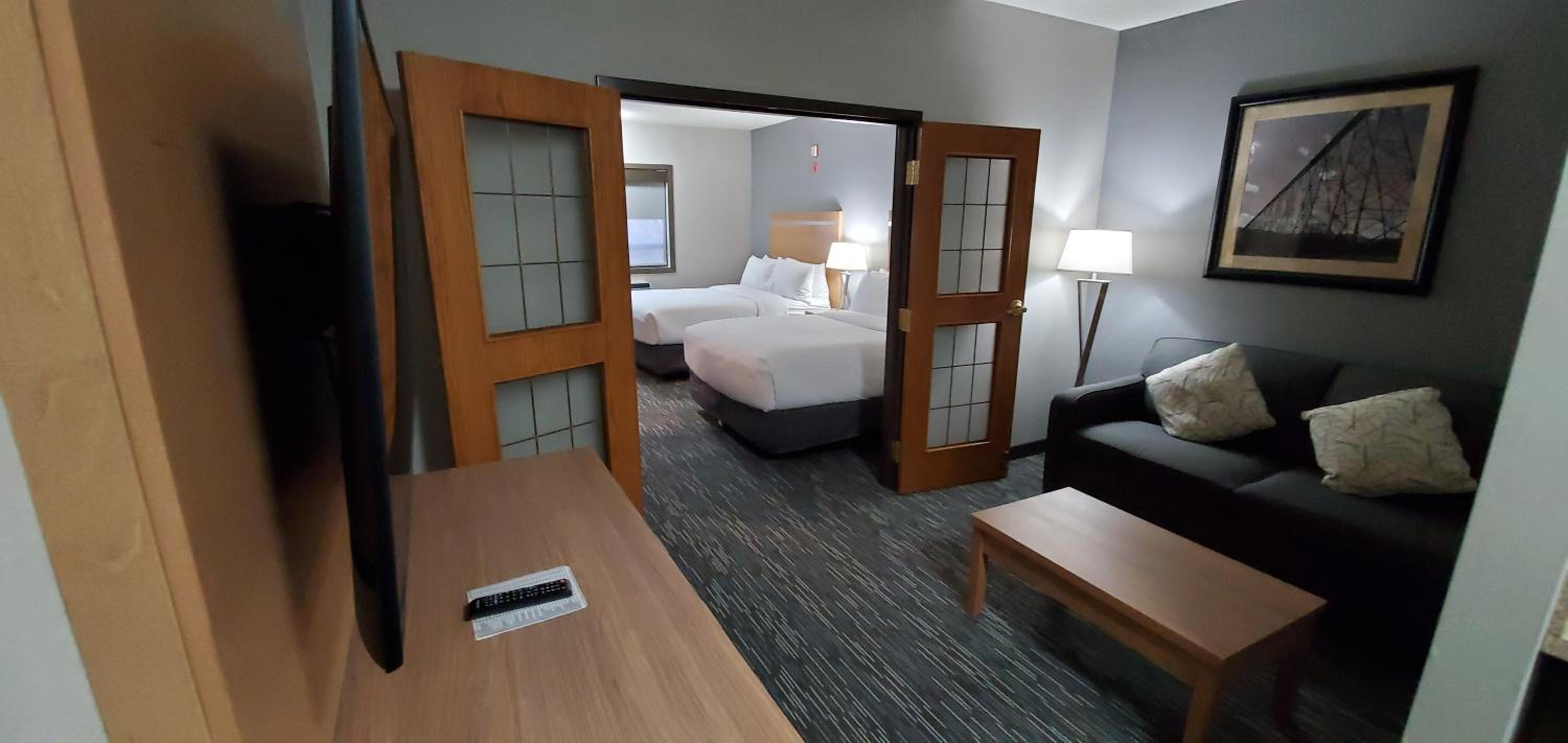 One-Bedroom Suite with Two Queen Beds - Non-Smoking - Photo 4