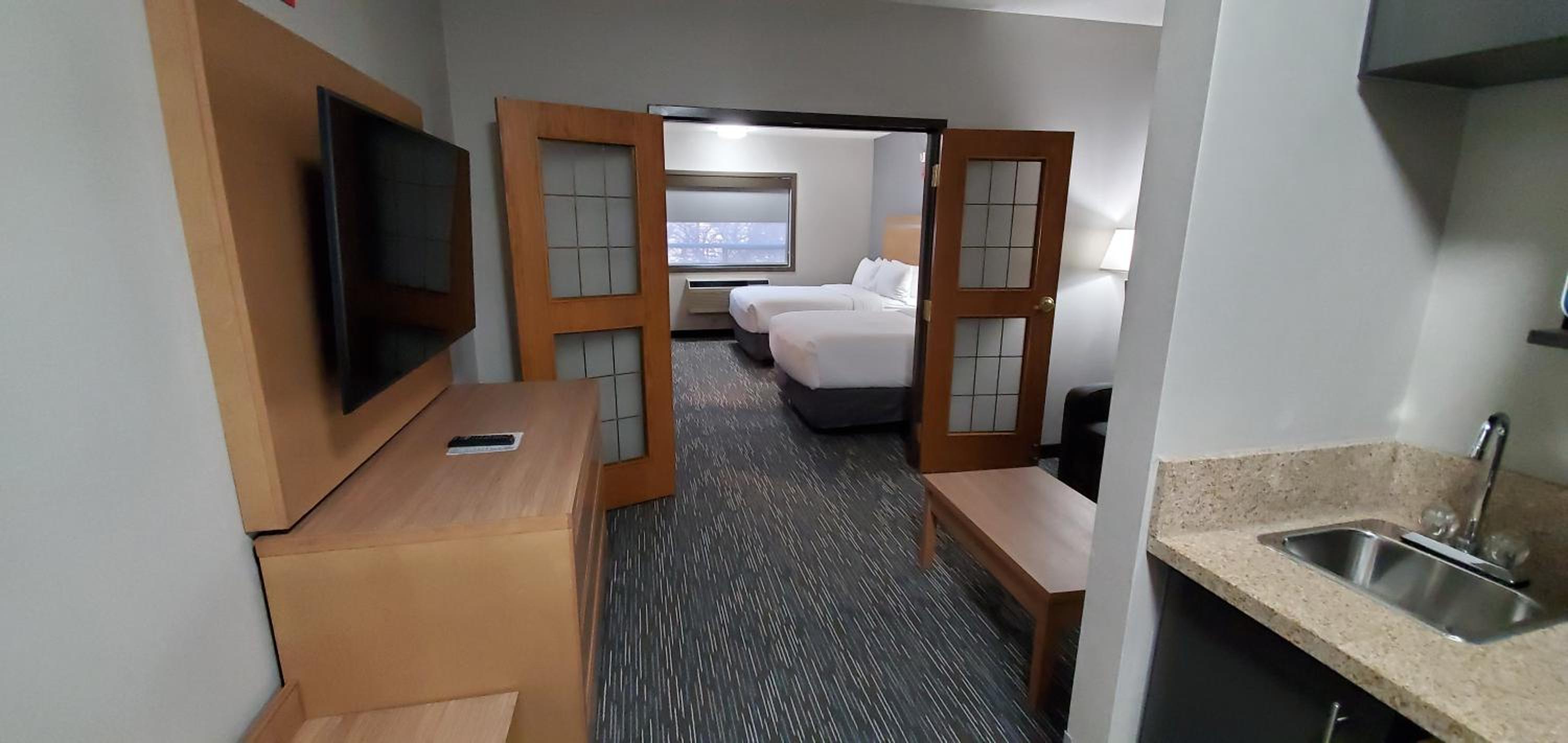 One-Bedroom Suite with Two Queen Beds - Non-Smoking - Photo 6