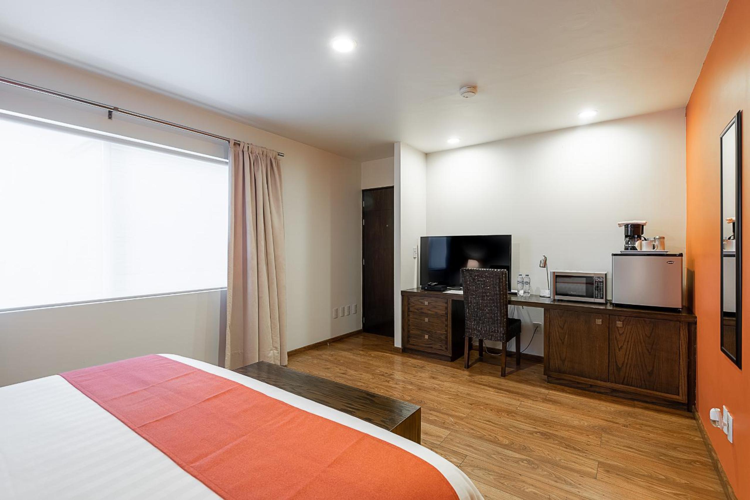 Standard King Room - Photo 18
