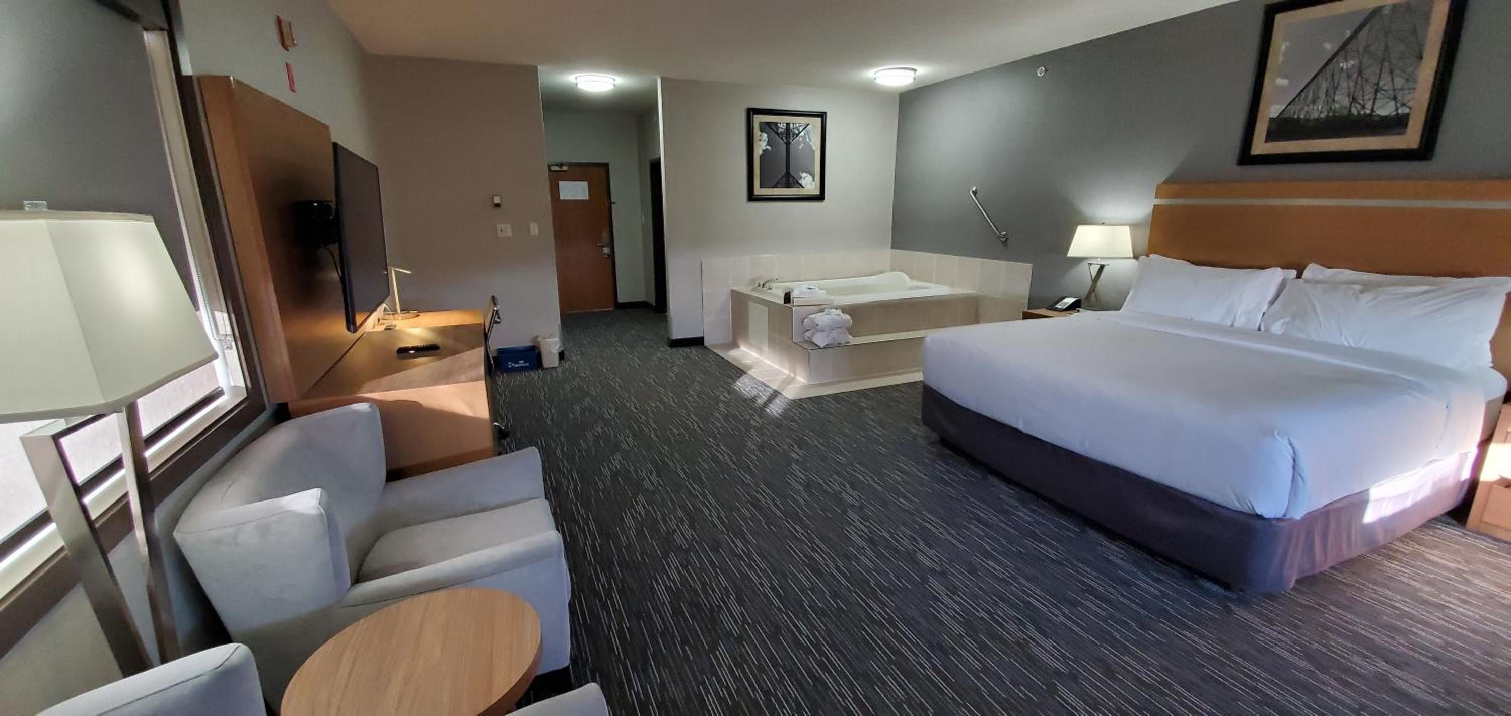 Deluxe King Suite - Non-Smoking - Photo 3